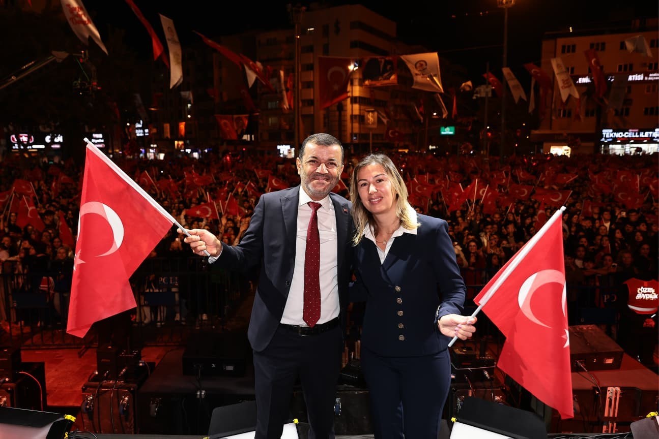 BİNLERCE DENİZLİLİ CUMHURİYET İÇİN YÜRÜDÜ DERYA ULUĞ KONSERİYLE 103. YIL COŞKUSU MEYDANLARA SIĞMADI
