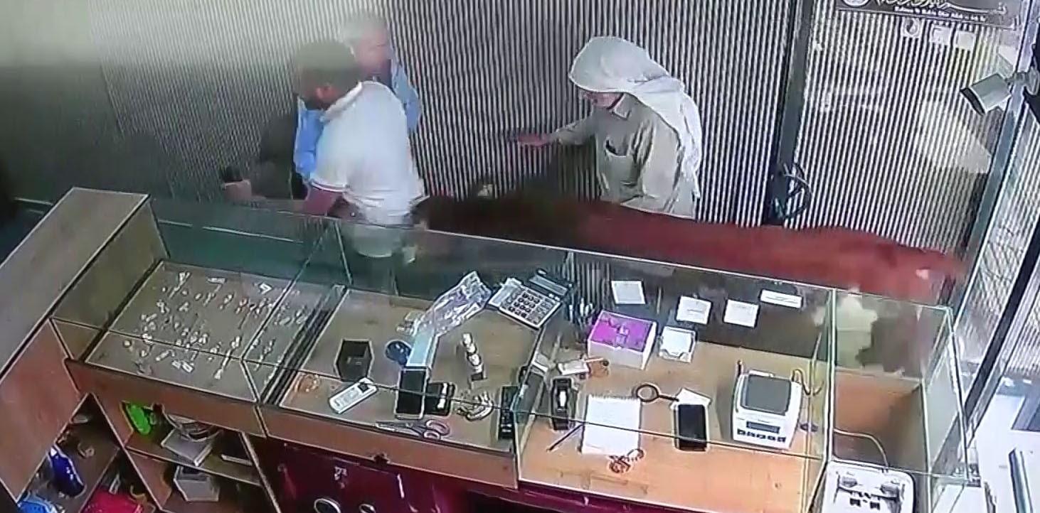 Sahibinden kaçan dana kuyumcu dükkânına girdi