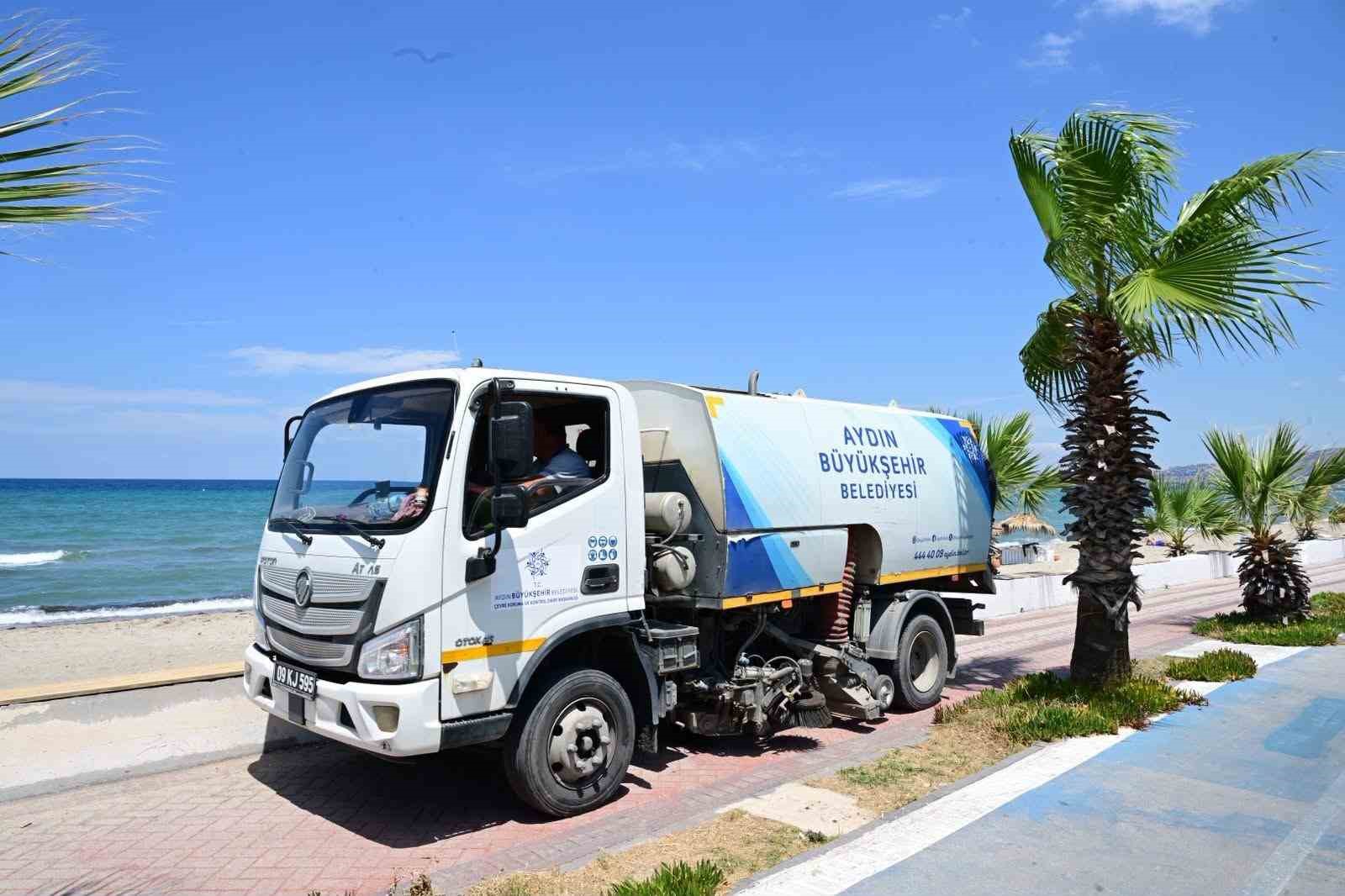 Kuşadası’nda sahil ve yürüyüş yollarında kapsamlı bakım çalışması