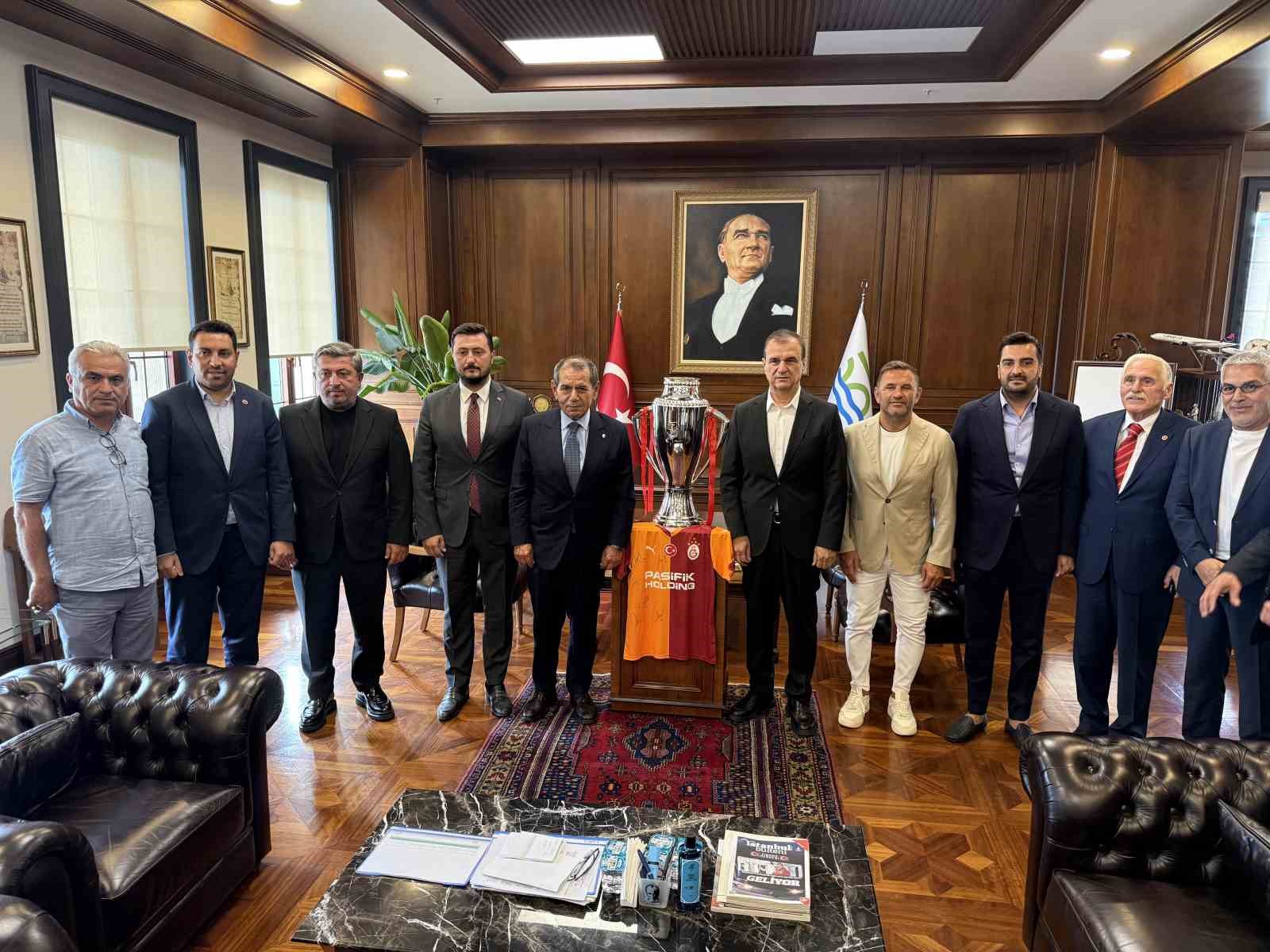 Başkan Dursun Özbek, Büyükçekmece'de Şampiyonlar Anıtı'na Galatasaray bayrağını çekti