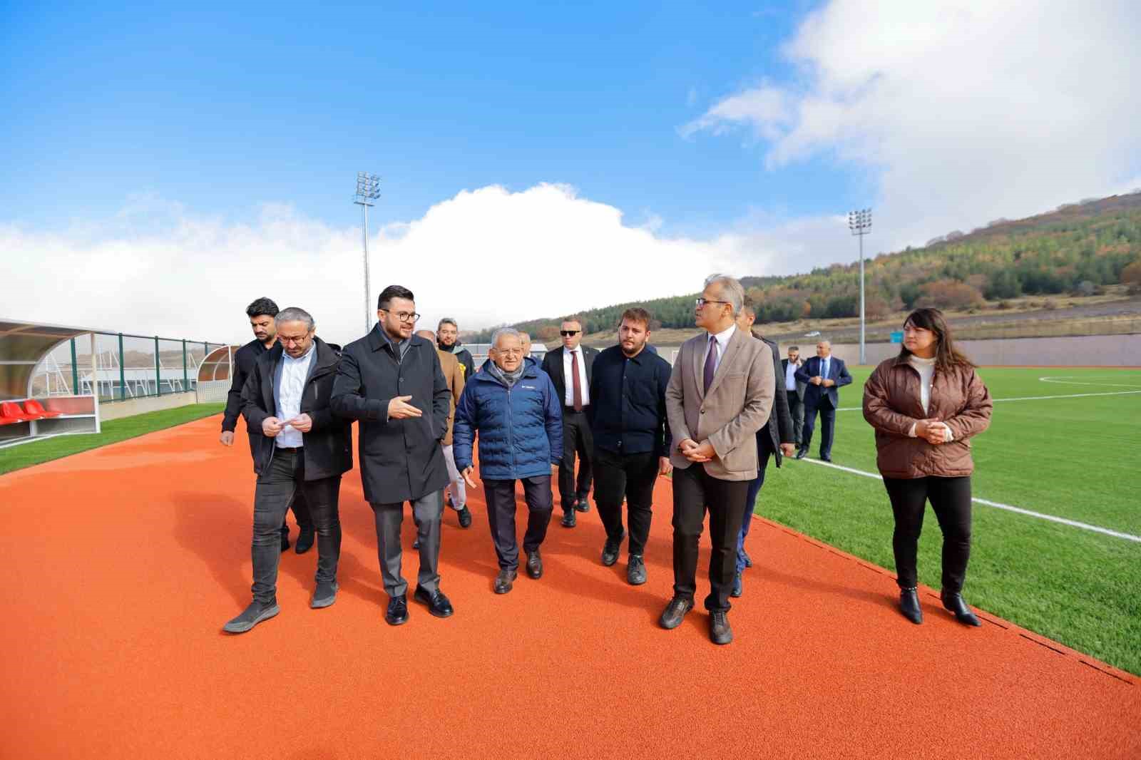 KAYSERİ BÜYÜKŞEHİR BELEDİYE BAŞKANI DR. MEMDUH BÜYÜKKILIÇ, ERCİYES YÜKSEK İRTİFA KAMP MERKEZİ’NDE YAPIMI TAMAMLANAN ATLETİZM PİSTİNİ YERİNDE İNCELEDİ.
