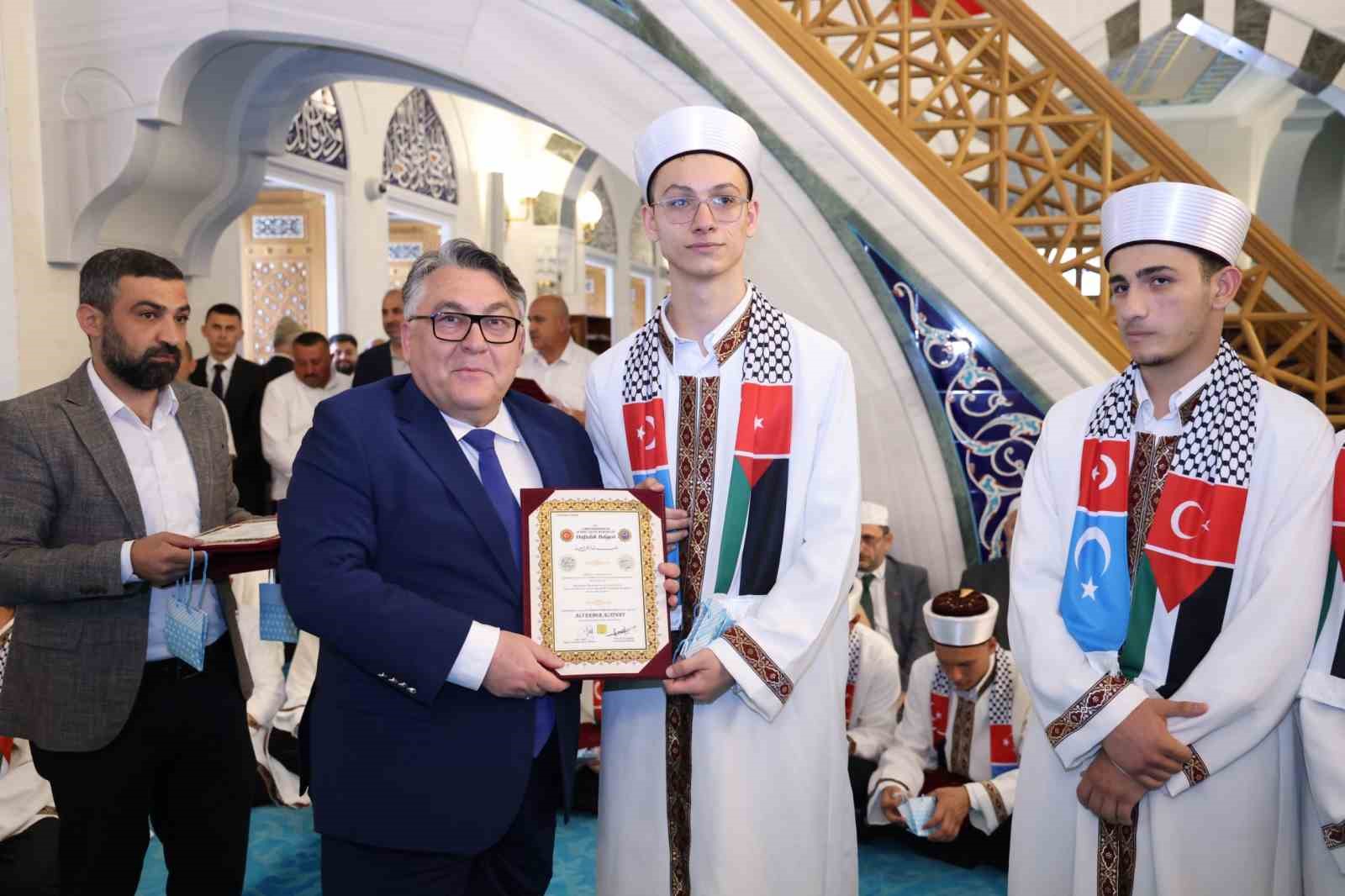 Rektör Özölçer, Hafızlık İcazet Merasimi’nde genç hafızların sevincine ortak oldu