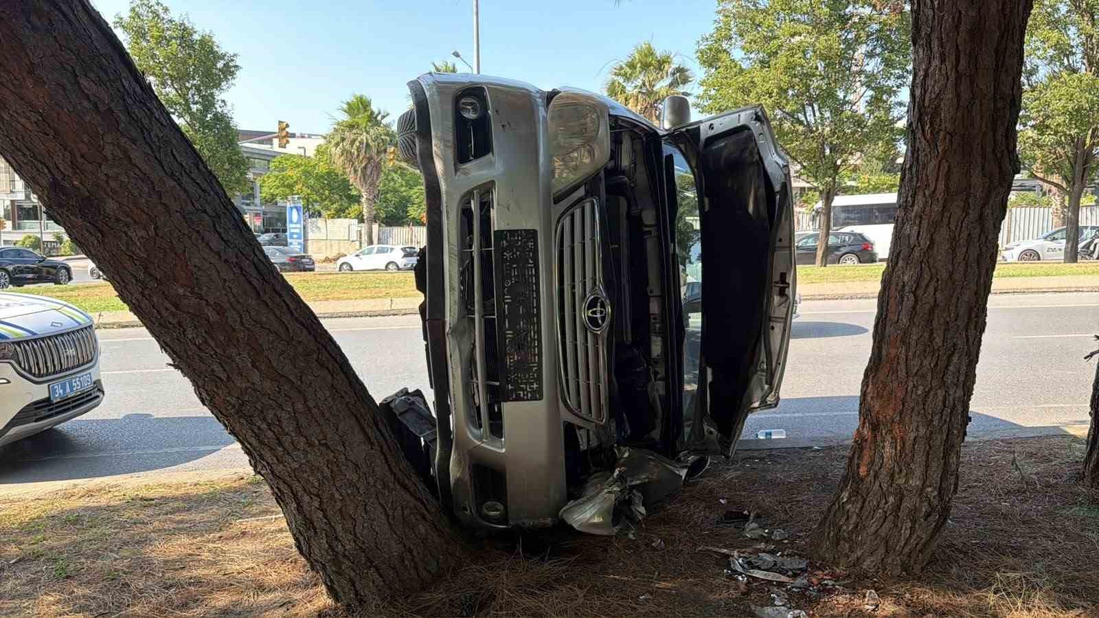 Bakırköy'de kontrolden çıkan otomobil takla attı: 1 yaralı