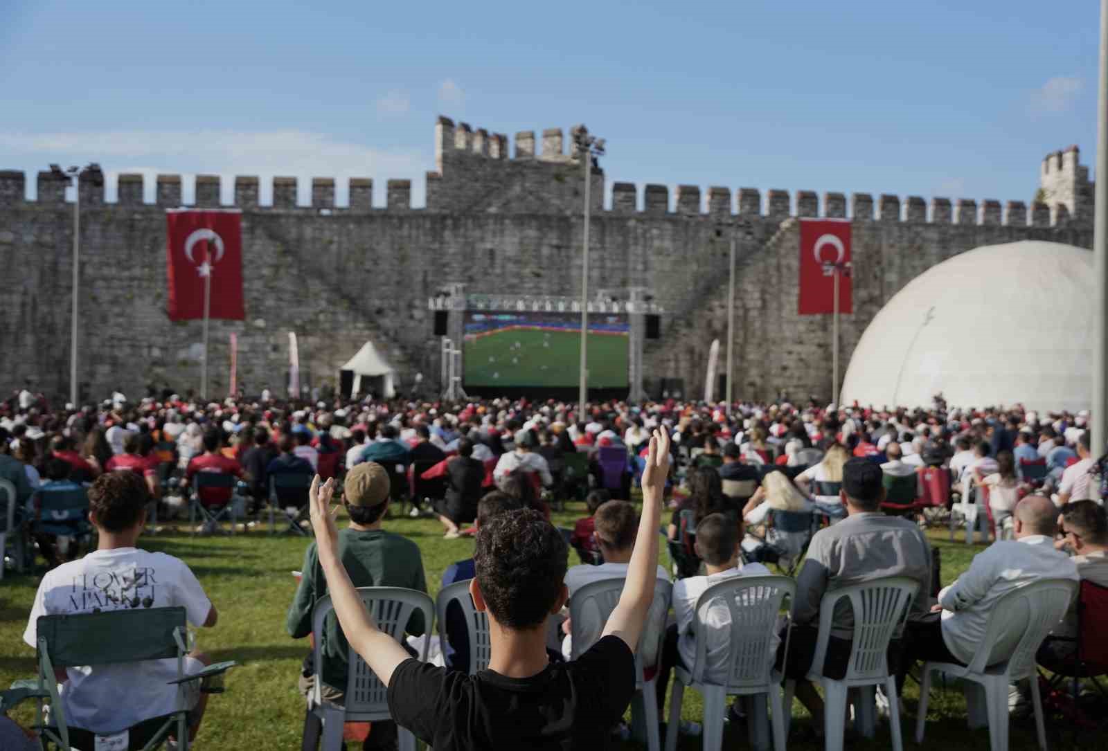 Tarihi Yedikule Hisarında milli takıma destek