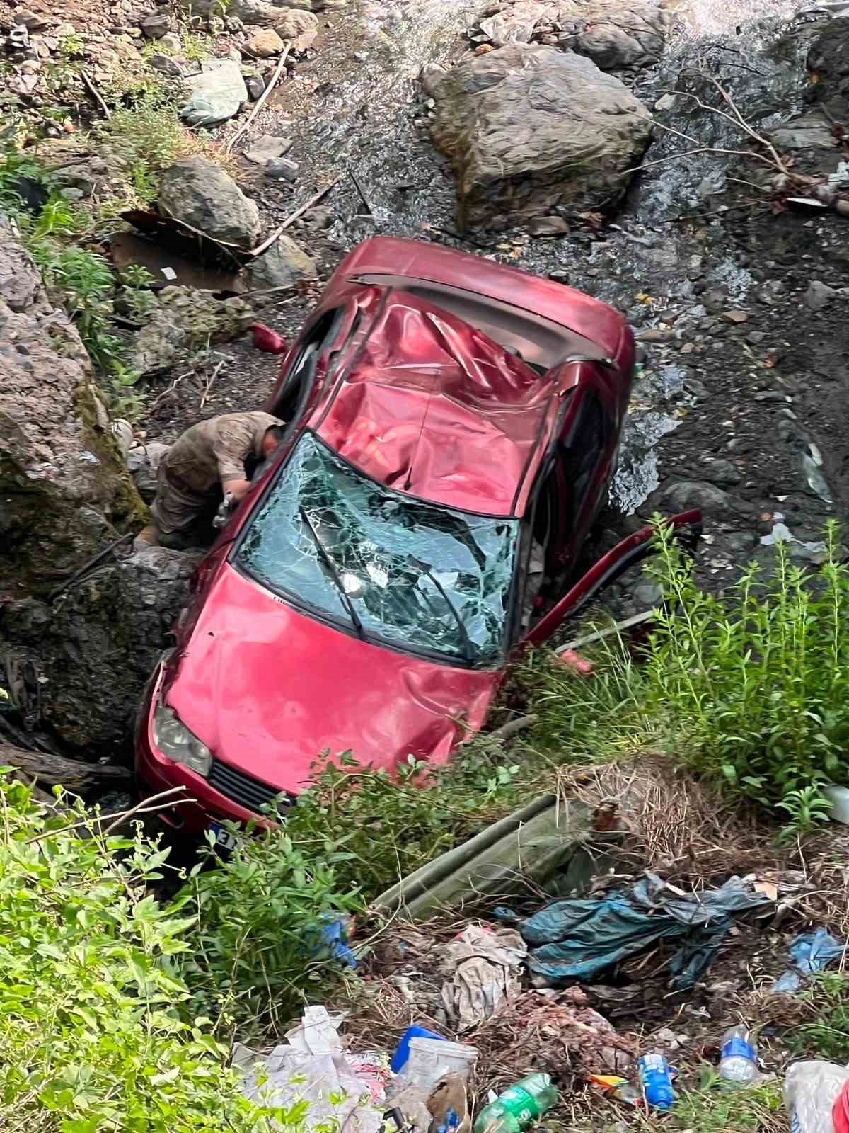 Payas'ta uçurumdan yuvarlanan otomobilin sürücüsü yuvarlandı