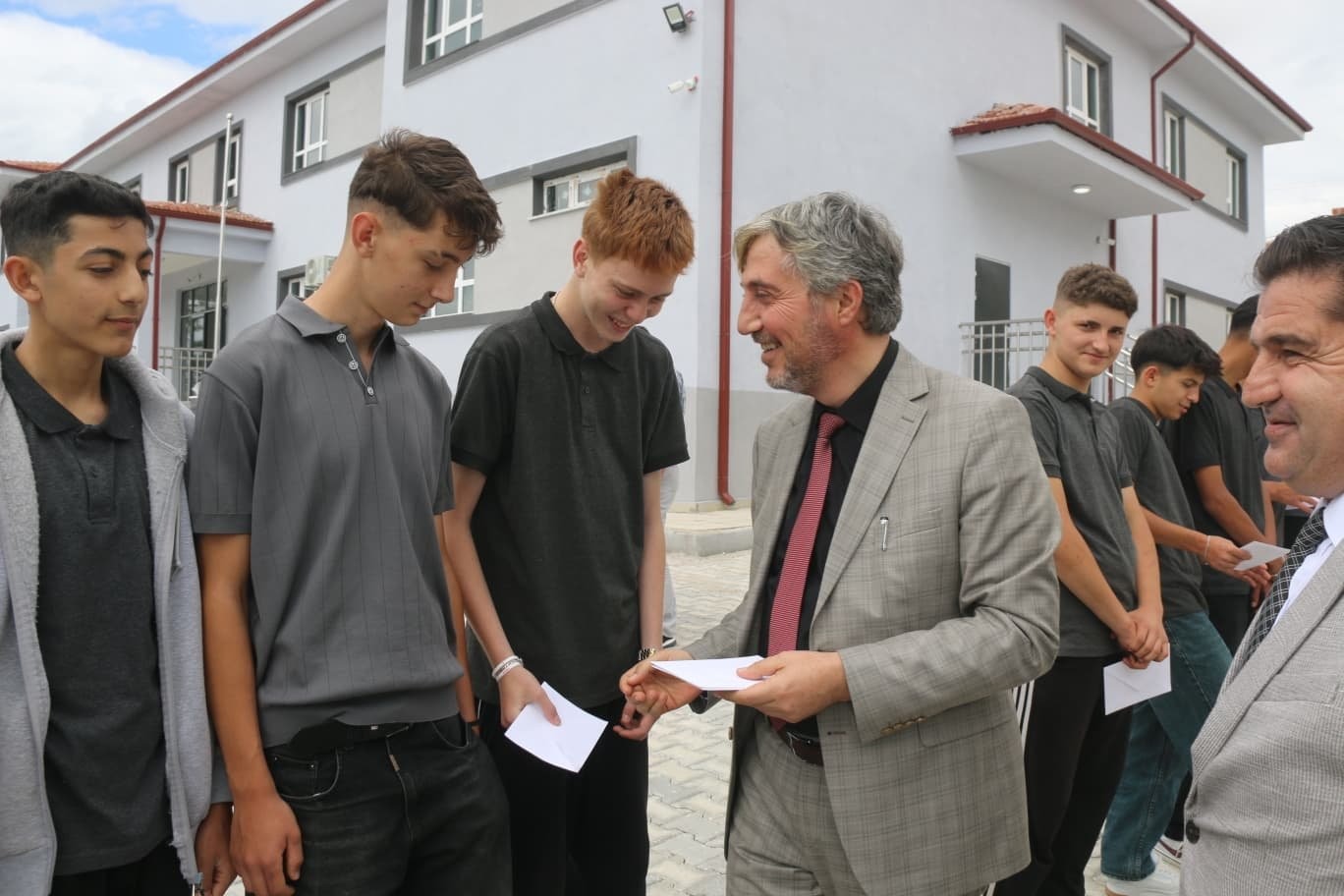 Emet Cevizdere Şehitleri MTAL’de yılsonu sergisi ve ödül töreni