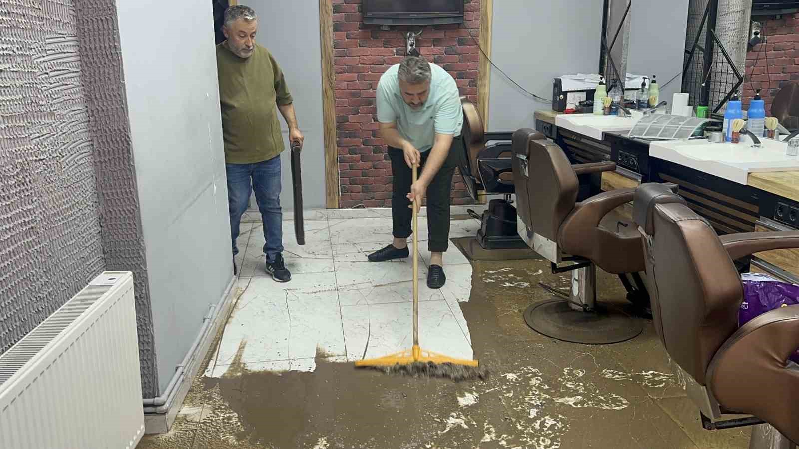 Fatsa’da sağanak yağış hayatı felç etti: Ev ve iş yerlerini su bastı