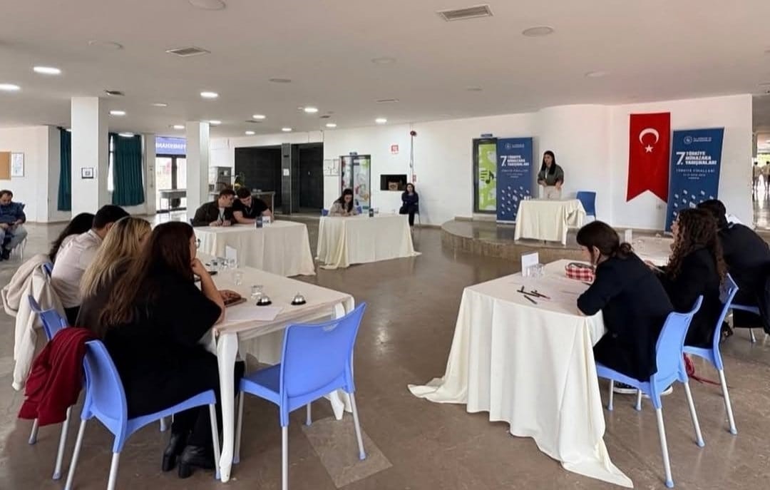 GENÇLİK VE SPOR BAKANLIĞI TARAFINDAN DÜZENLENEN 7. TÜRKİYE MÜNAZARA LİGİ’NDE 81 İLİN BİRİNCİLERİYLE MÜCADELE EDEN ESKİŞEHİR LİSE TAKIMI, TÜRKİYE FİNALİNE YÜKSELDİ.