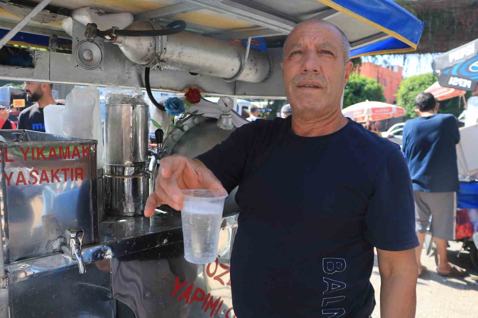ADANA’DA 35 YILDIR EL YAPIMI GAZOZ HAZIRLAYAN 61 YAŞINDAKİ HACI ALYAPUT, YILLARDIR SÜRDÜRDÜĞÜ MESLEĞİYLE 4 ÇOCUĞUNU BÜYÜTÜRKEN, GELENEKSEL GAZOZ YAPIMINI YAŞATMAYA DEVAM EDİYOR.