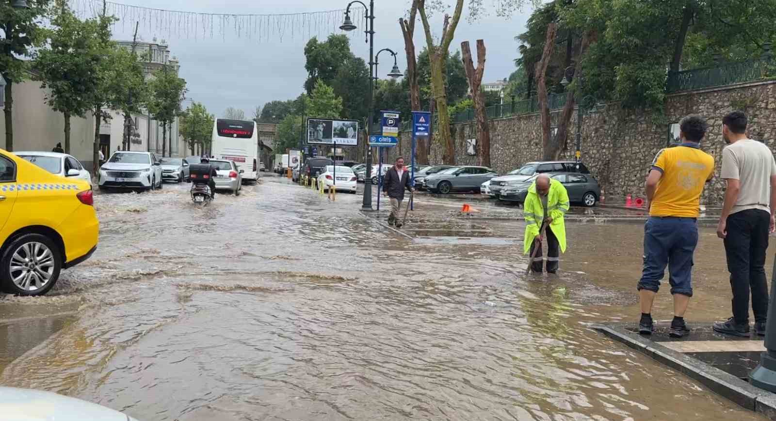 Beşiktaş'ta Çırağan Caddesi göle döndü: Sürücüler zor anlar yaşadı