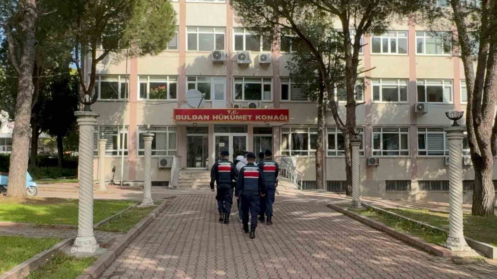 DENİZLİ İL JANDARMA KOMUTANLIĞI EKİPLERİ, YAŞLI VATANDAŞLARI TELEFONLA ARAYARAK KENDİLERİNİ KAMU PERSONELİ OLARAK TANITIP YAKLAŞIK 4.400.000 TL DOLANDIRAN 7 ŞÜPHELİYİ, ELE GEÇİRDİKLERİ ZİYNET EŞYALARIYLA BİRLİKTE SUÇÜSTÜ YAKALADI.