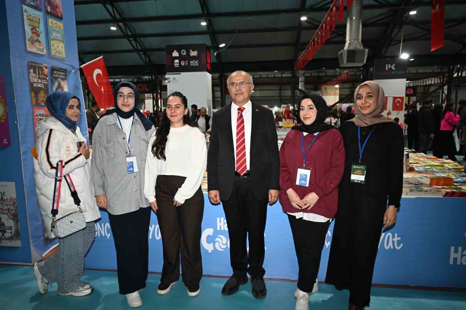 MALATYA KİTAP FUARI YAZAR VE ZİYARETÇİLERDEN TAM NOT ALDI