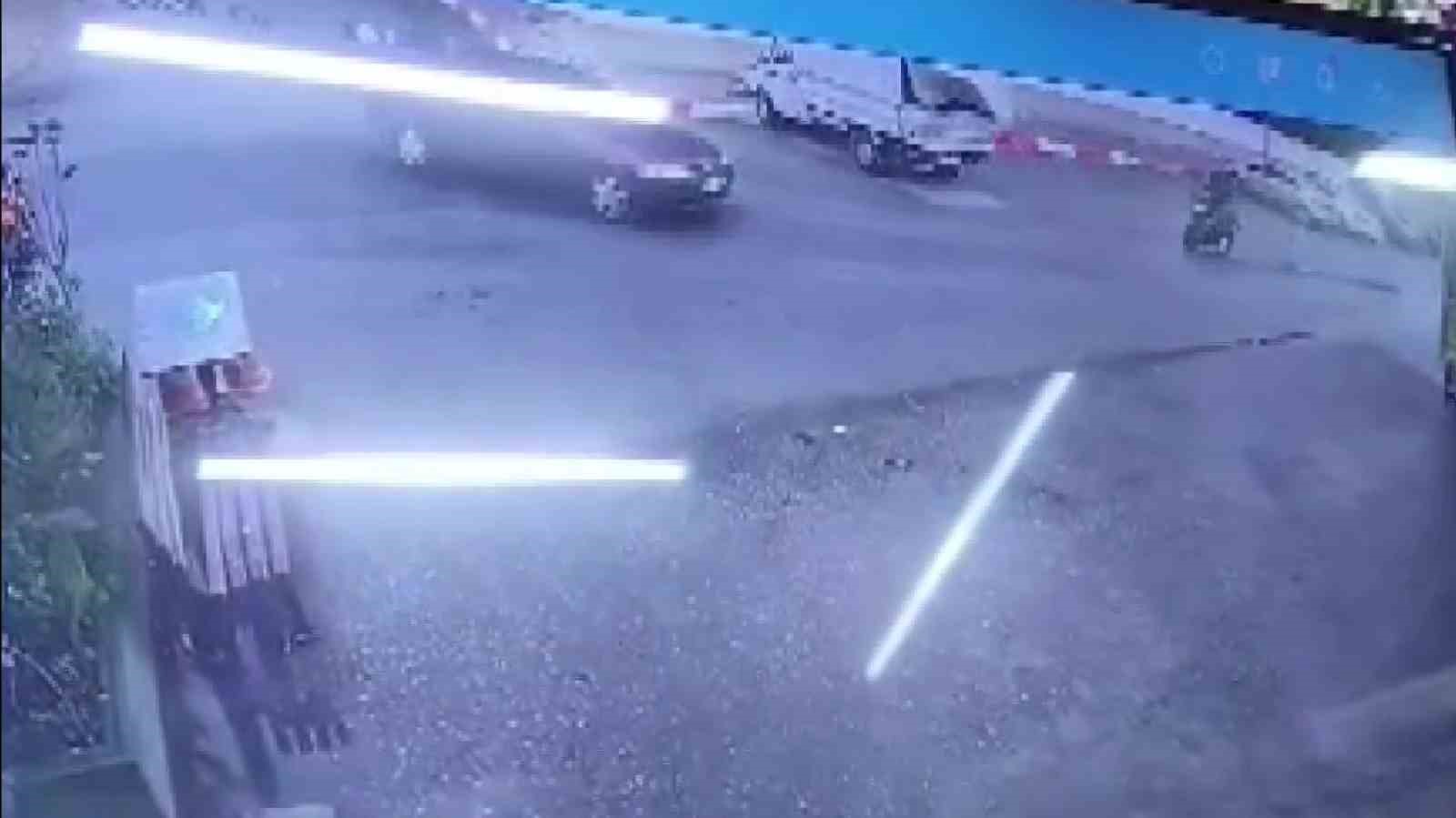 Motosikletlinin ölümden döndüğü kaza kamerada