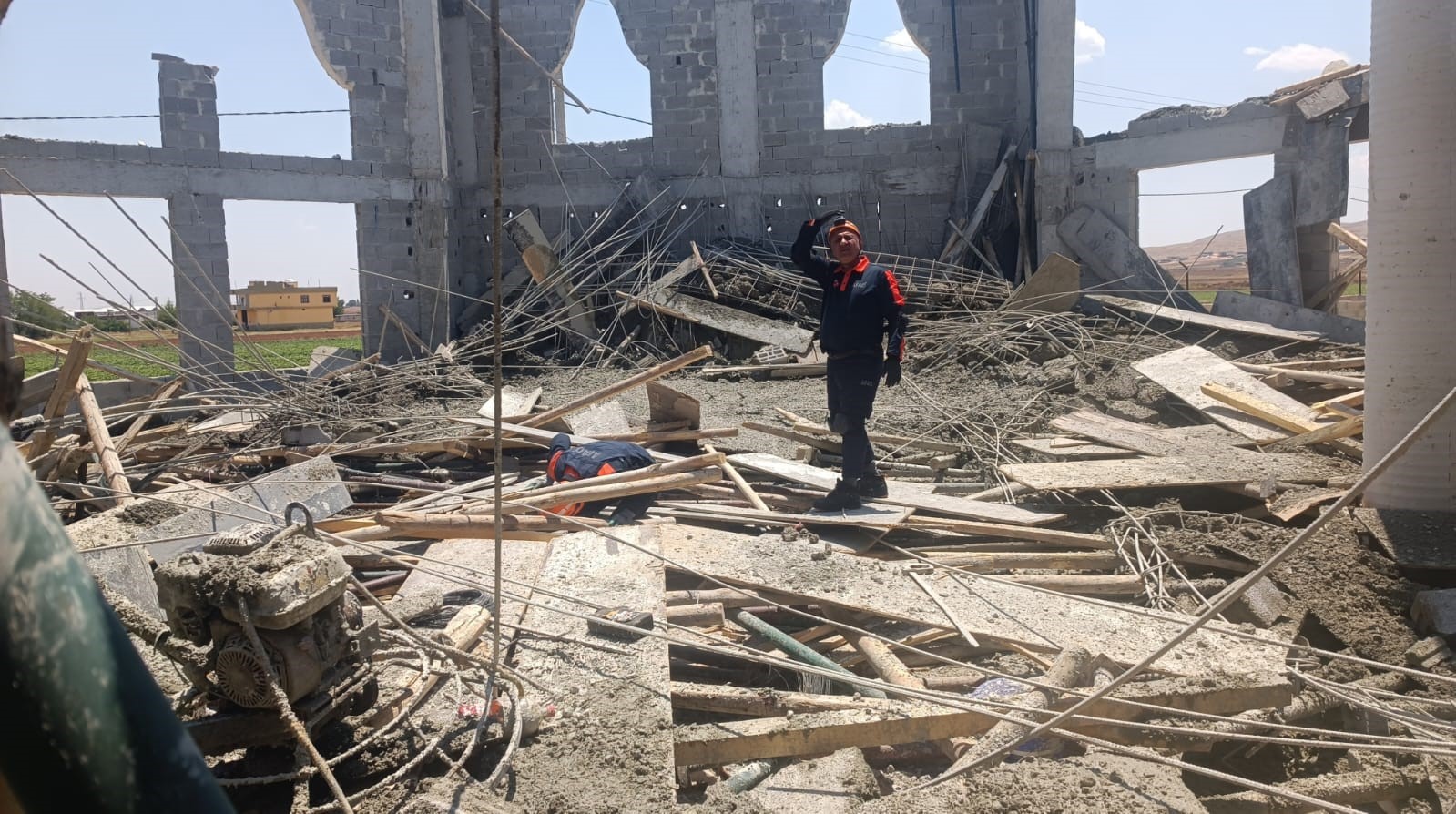 Şanlıurfa'da cami inşaatındaki çökmede 3 işçi yaralandı