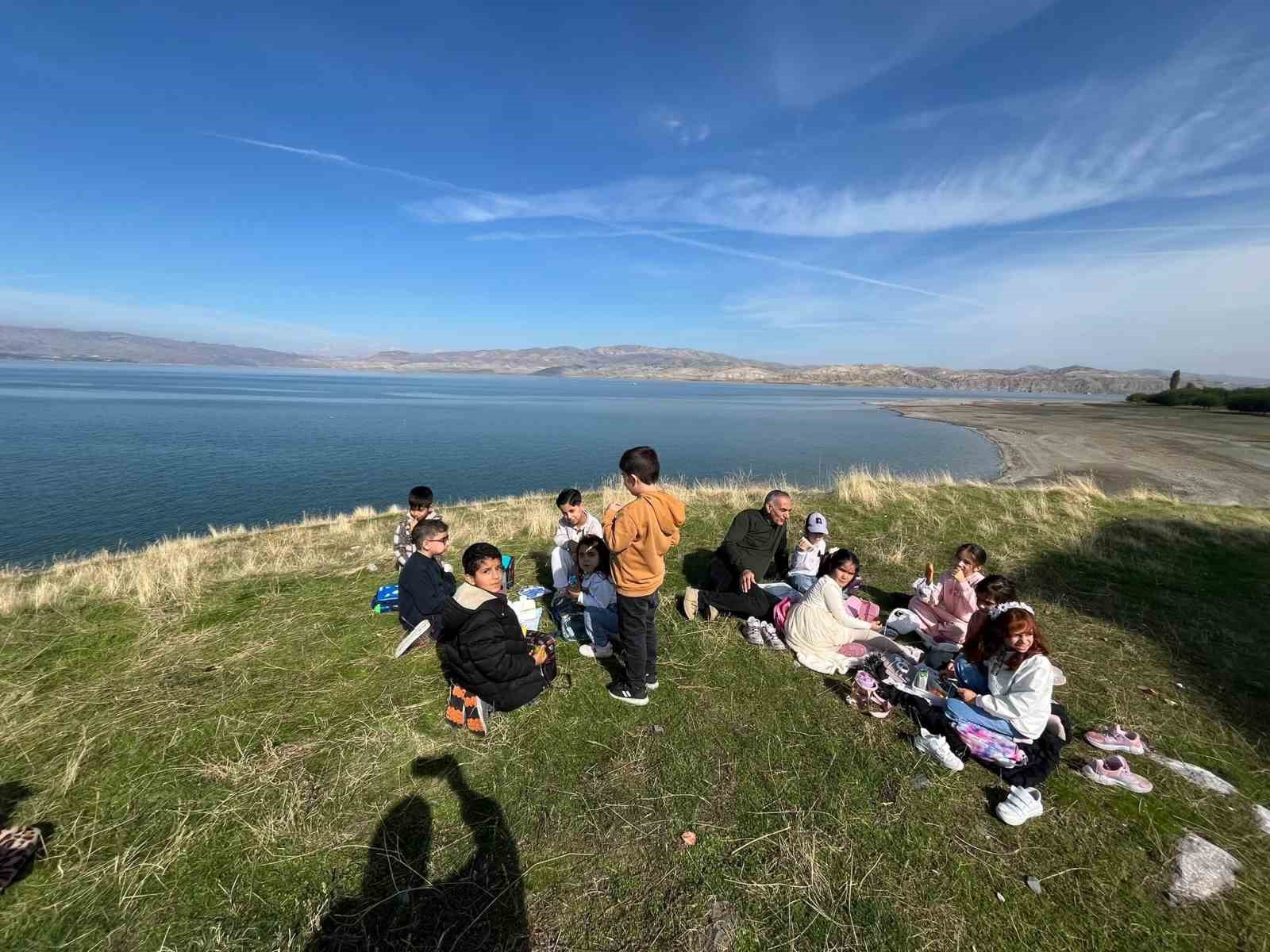 İSMETPAŞA İLKOKULU ÖĞRENCİLERİ, İÇME KÖYÜNDEKİ KUŞ GÖZLEM KULESİ'NDE DÜZENLENEN TABİAT EĞİTİMİ VE KUŞ GÖZLEMCİLİĞİ ETKİNLİĞİNE KATILDI