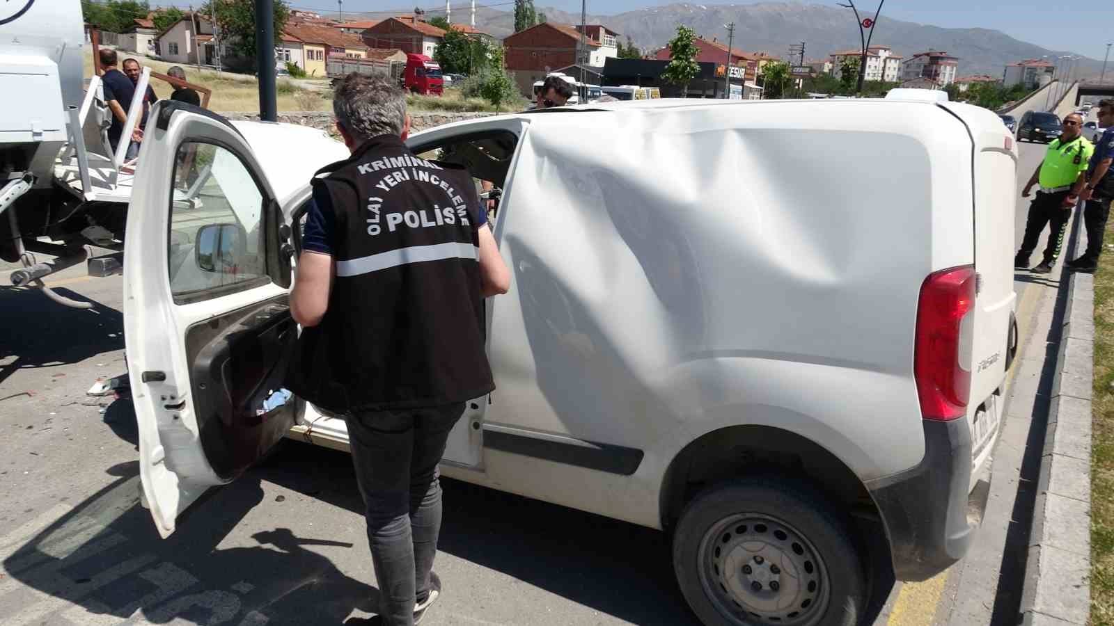 Malatya’da su tankerine çarpan aracın sürücüsü ağır yaralandı