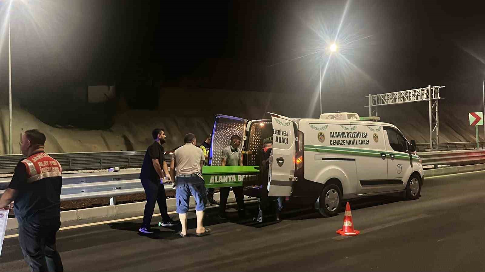 Alanya'da motosiklet bariyerlere çarptı, sürücü hayatını kaybetti