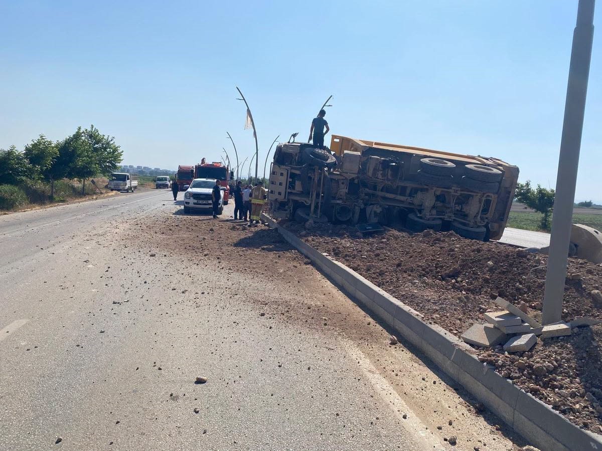 Kırıkhan’da yan yatan kamyonunun sürücüsü yaralandı