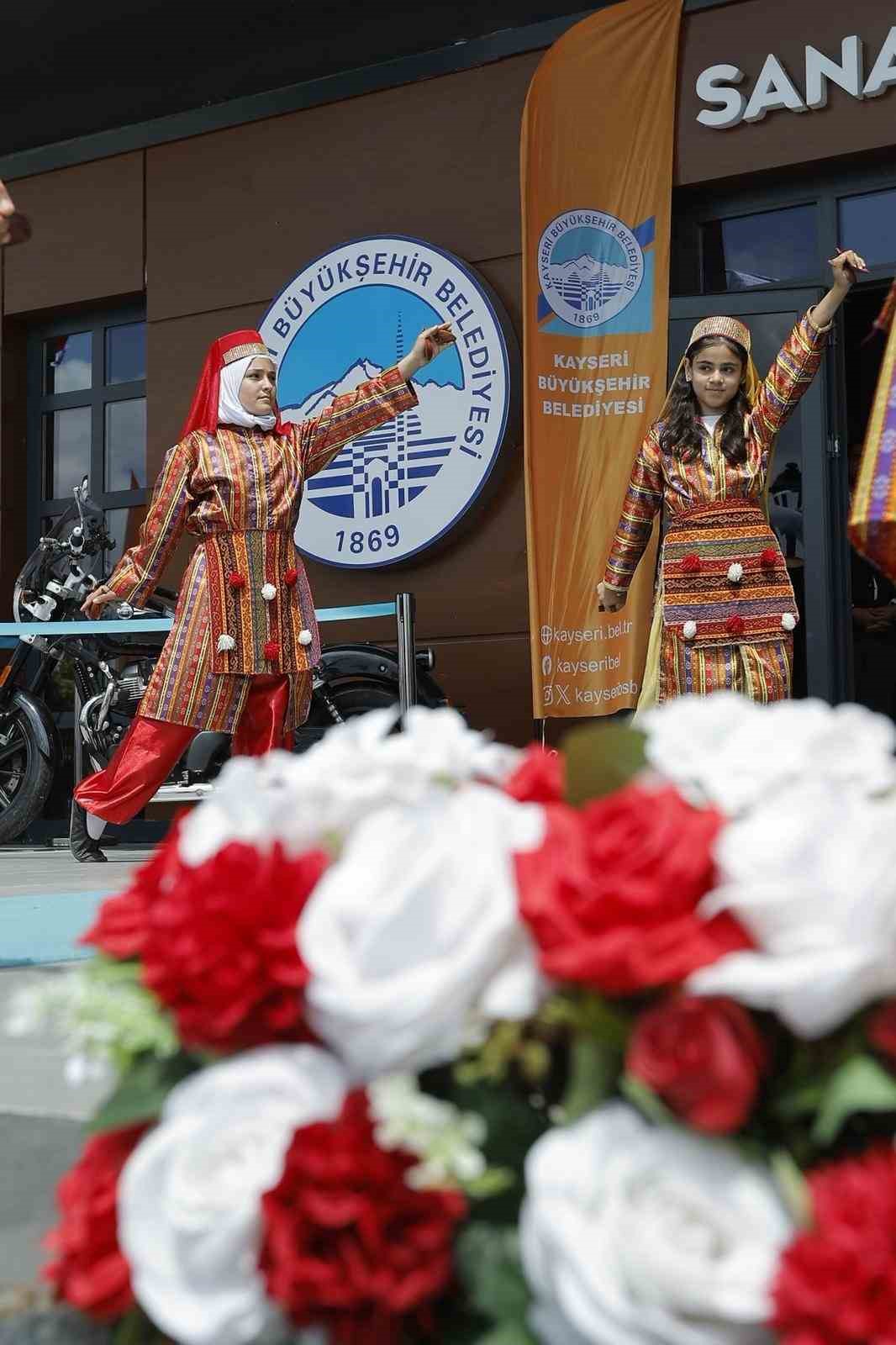 KAYMEK’in bin 200 eserlik yıl sonu sergisi açıldı