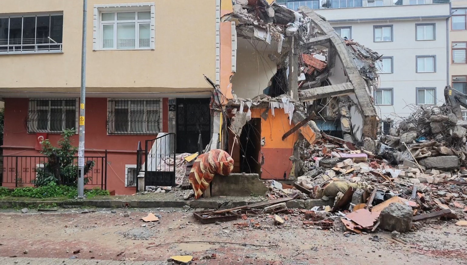 İSTANBUL AVCILAR’DA KENTSEL DÖNÜŞÜM KAPSAMINDA YIKIMI YAPILAN 4 KATLI BİNA, ANİDEN ÇÖKEREK BİTİŞİKTEKİ EVİN SALON DUVARINI YIKTI. O SIRADA EVDE KİMSENİN BULUNMAMASI OLASI BİR FACİAYI ÖNLERKEN, YAŞANANLAR CEP TELEFONU KAMERASINA YANSIDI.