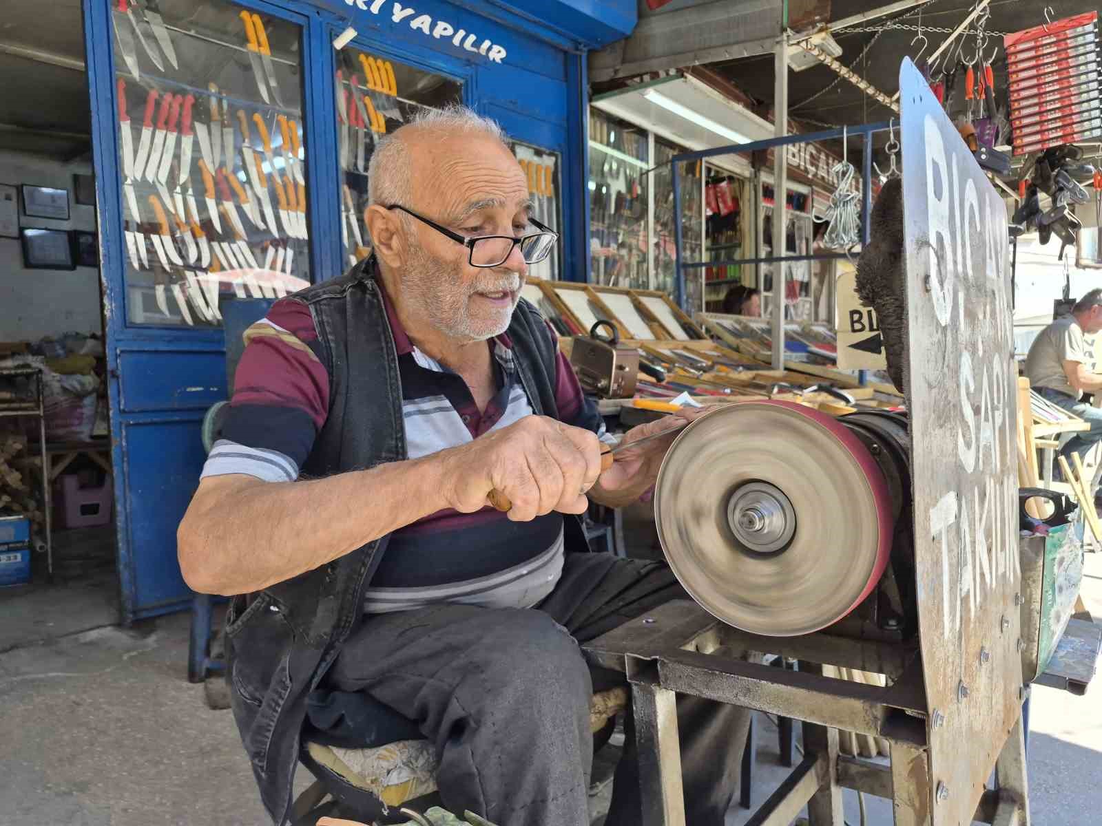Eskişehir'in 82 yaşındaki bıçak ustası mesleğini aşkla sürdürüyor