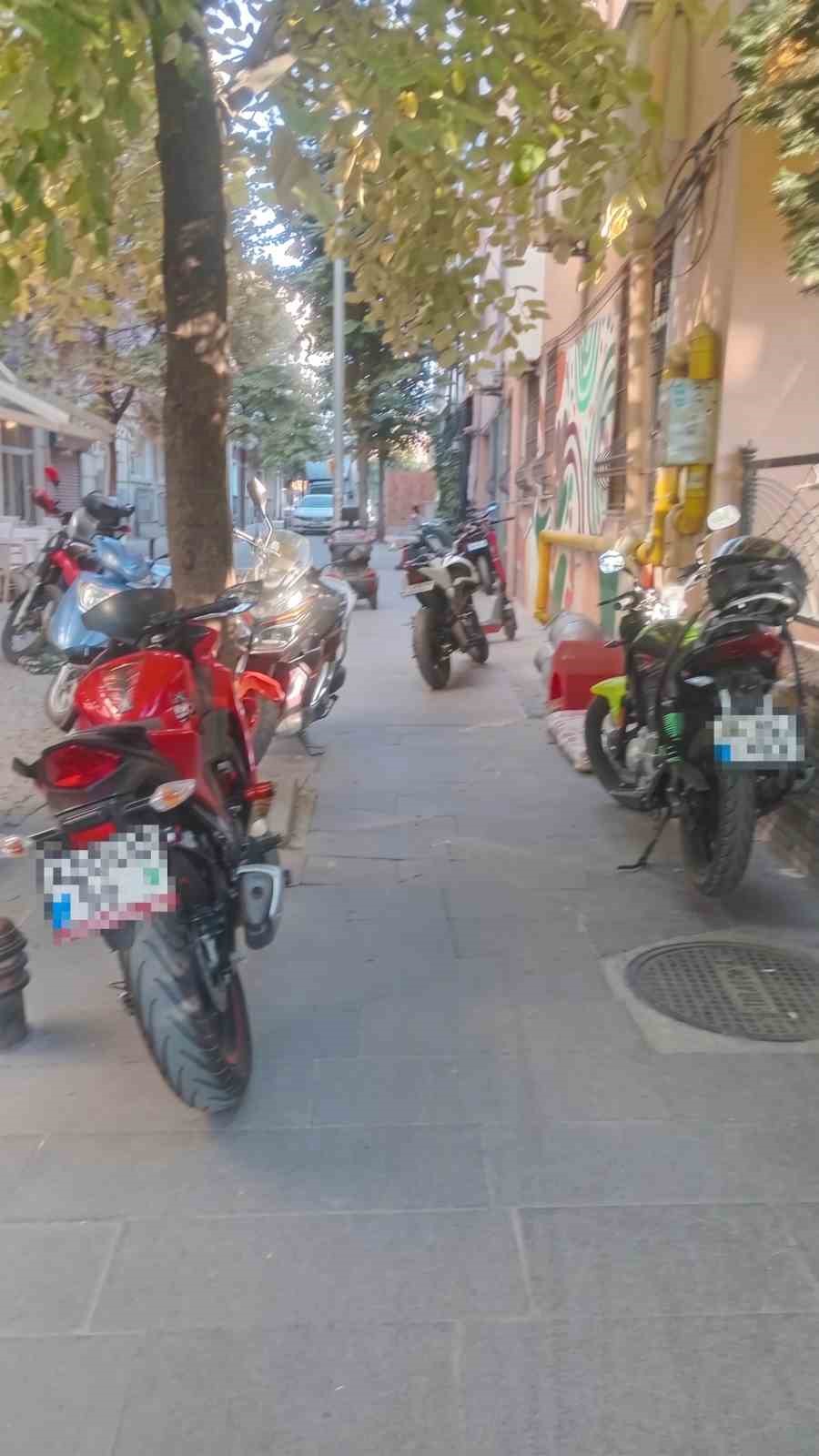 Eskişehir'de kaldırımlar motosiklet otoparkına döndü