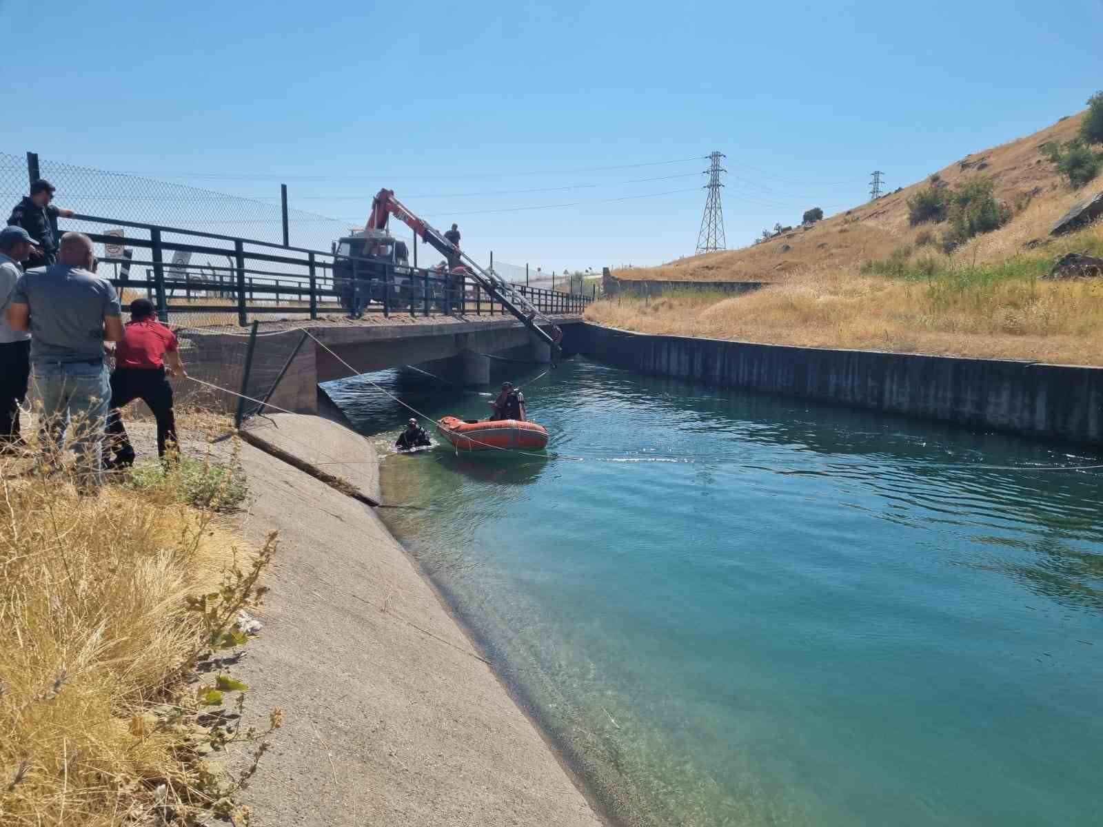 Diyarbakır’da can pazarı: Sulama kanalına uçan araçta 4 kişi sağ kurtarıldı