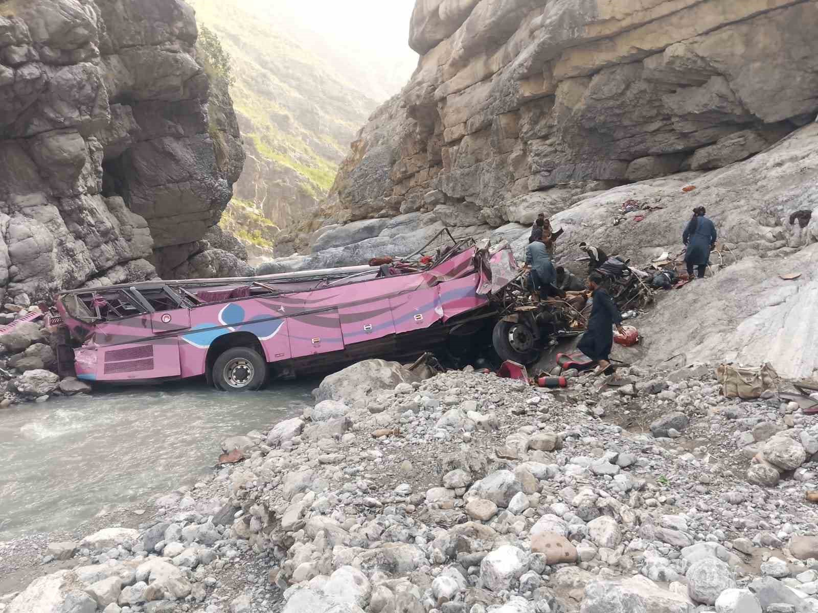 Pakistan'da yolcu otobüsü dev çukura uçtu: 40 ölü