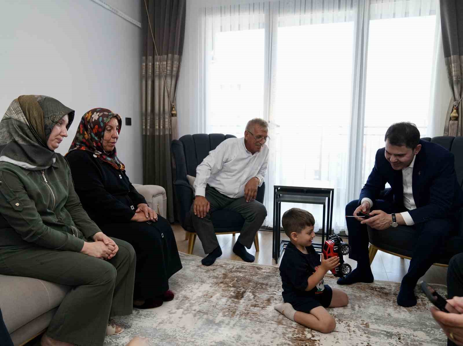 Bakan Kurum'dan depremzede Yusuf ve dedesine ziyaret