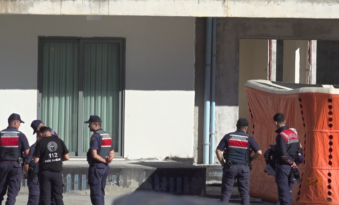 ANTALYA’NIN ALANYA İLÇESİNDE PARASINI ALAMADIĞINI İDDİA EDEREK İNŞAAT HALİNDEKİ BİNANIN BALKONUNA ÇIKAN İŞÇİ, ARKADAŞININ İKNA ETMESİ SONUCU BULUNDUĞU YERDEN İNDİRİLDİ.