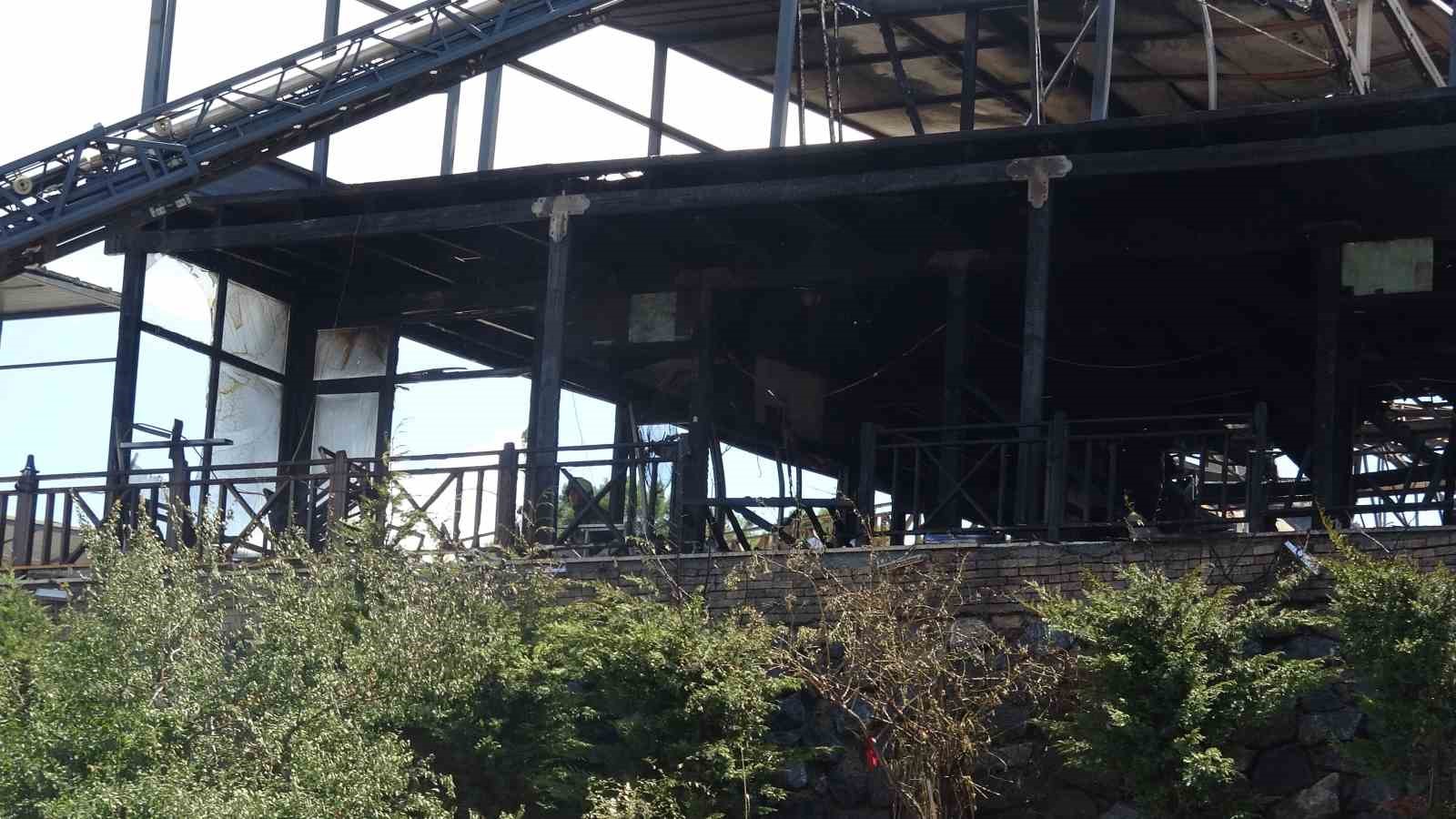 Maltepe'de korkutan yangın: Restoran kullanılamaz hale geldi
