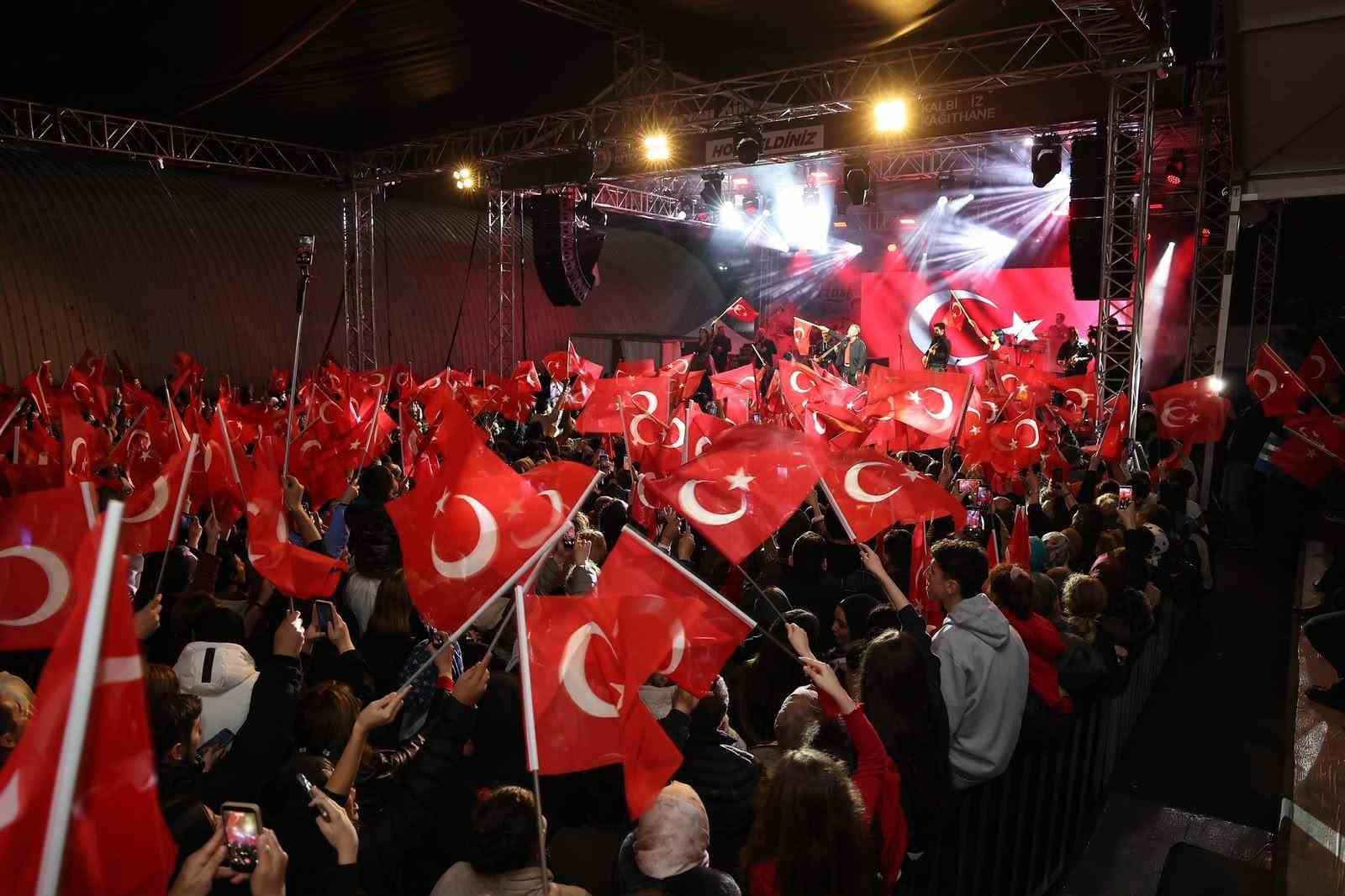 KAĞITHANE BELEDİYESİ TARAFINDAN 29 EKİM CUMHURİYET BAYRAMI KAPSAMINDA ETKİNLİK DÜZENLENDİ. CUMHURİYET'İN KURULUŞUNUN 103'ÜNCÜ YIL DÖNÜMÜNDE DÜZENLENEN PROGRAMA, SOĞUK VE YAĞIŞLI HAVAYA RAĞMEN VATANDAŞLAR KATILDI.