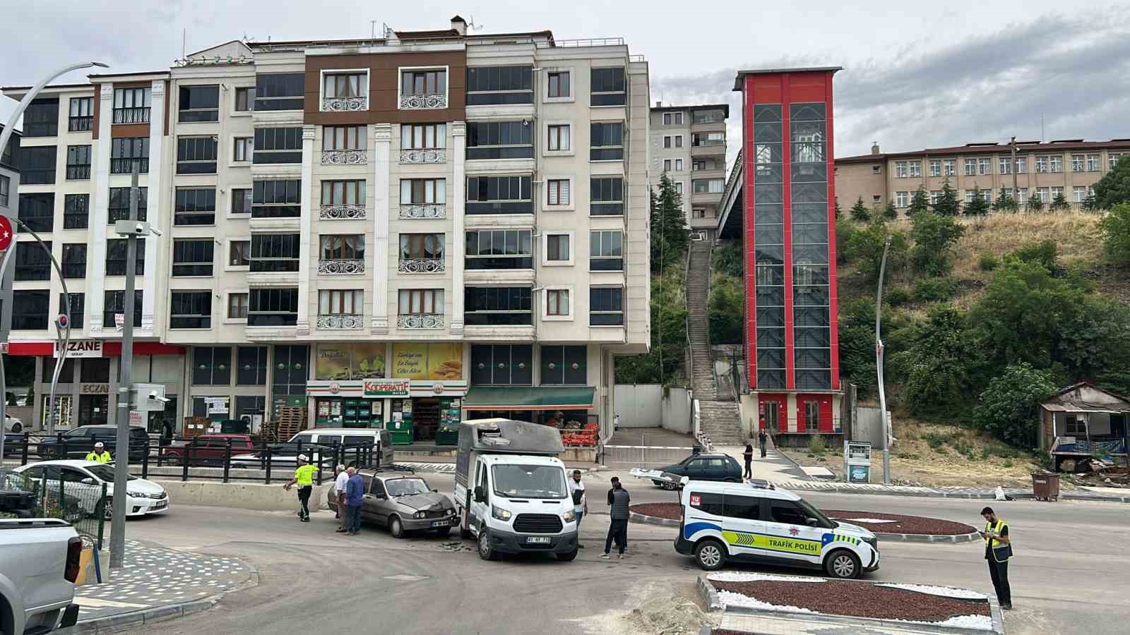 Karabük’te otomobil kamyonetle çarpıştı: 1 yaralı