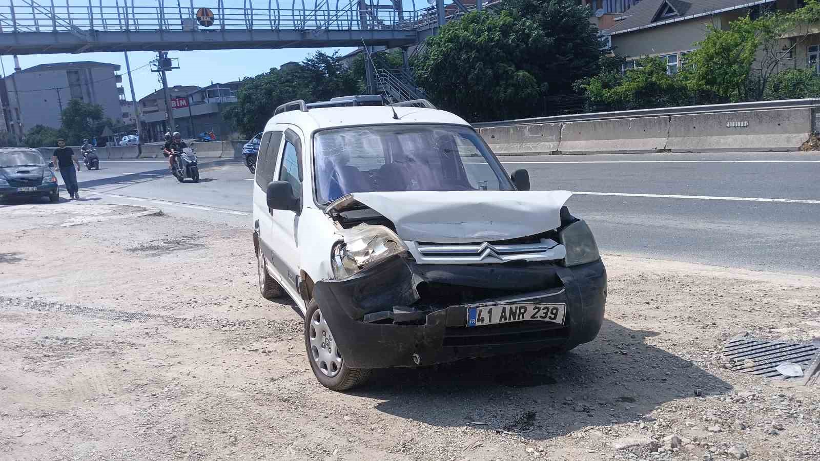 Kocaeli’de hafif ticari araç otomobile çarptı: 2 yaralı