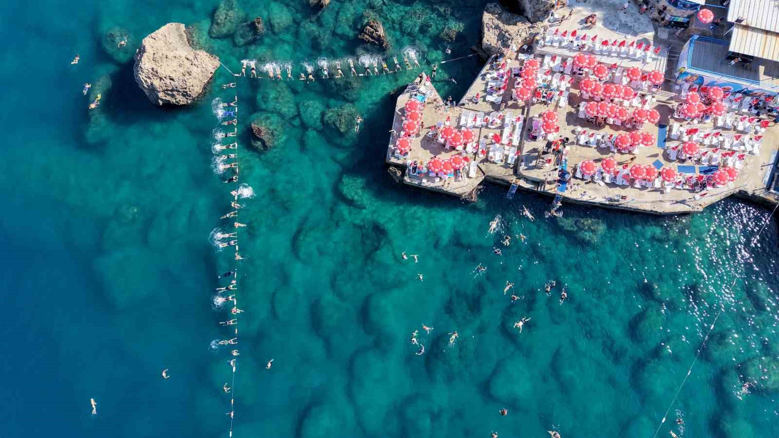 Akdeniz’in berrak sularında falez manzaralı su cimnastiği
