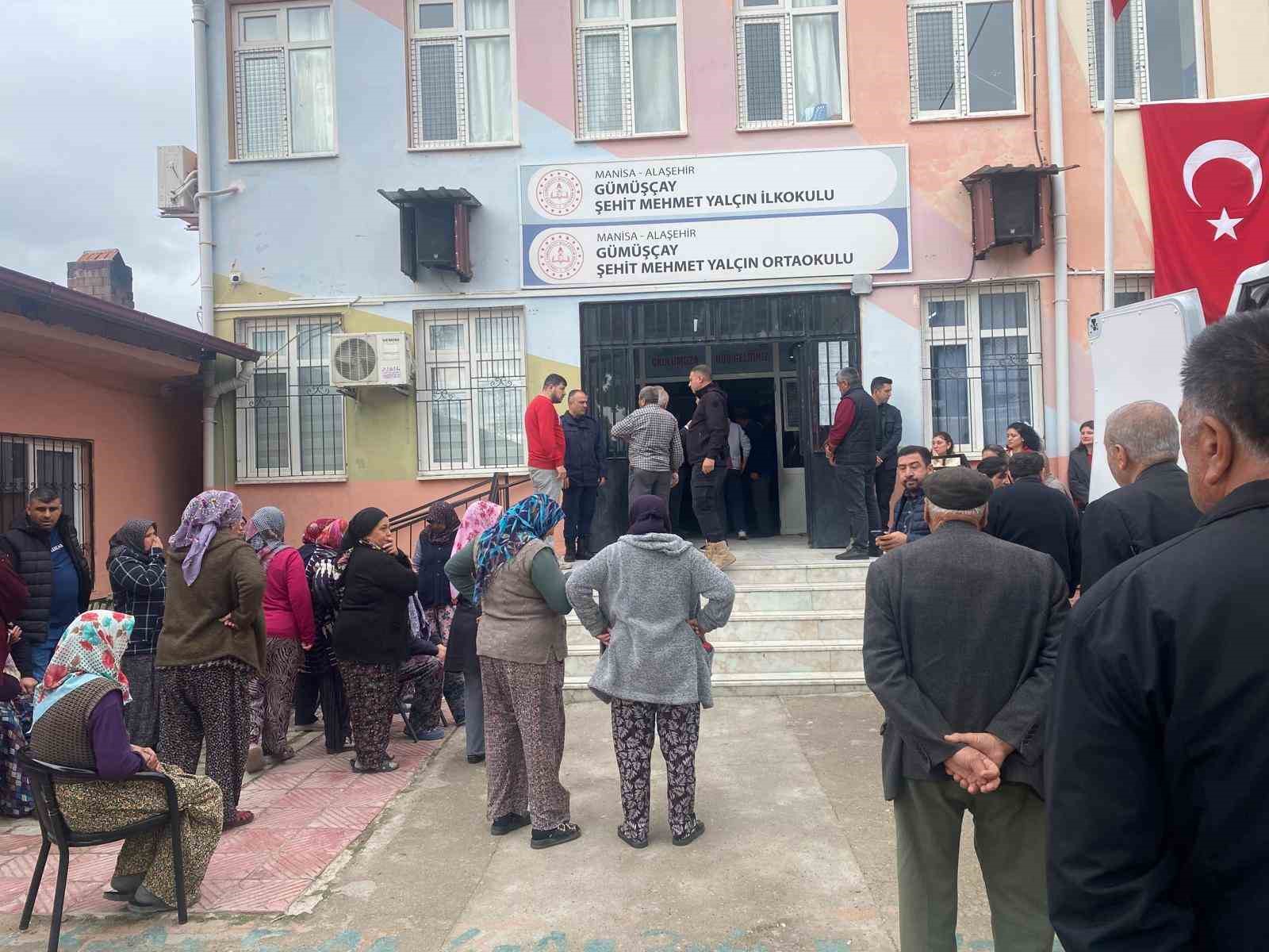 MANİSA’NIN ALAŞEHİR İLÇESİNDE YAKLAŞIK 20 YILDIR GÖREV YAPTIĞI İLKOKULDA ÖĞRETMENLER ODASINDA BAYGIN HALDE BULUNAN 57 YAŞINDAKİ GEÇİCİ İŞÇİ MİTHAT DİNÇ, HAYATINI KAYBETTİ. KALP KRİZİ GEÇİRDİĞİ ÖĞRENİLEN DİNÇ’İN VÜCUDUNDA HERHANGİ BİR DARP İZİNE RASTLANMADI. OLAYIN ARDINDAN OKULDA EĞİTİME BİR GÜN ARA VERİLDİ.