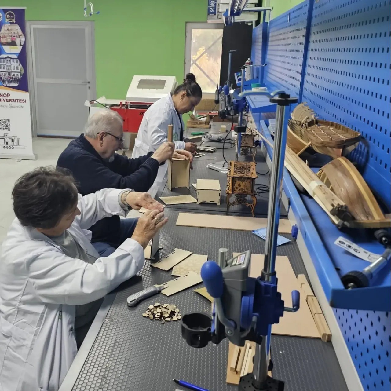 SİNOP ÜNİVERSİTESİ BÜNYESİNDE FAALİYET GÖSTEREN 3. YAŞ ÜNİVERSİTESİ’NDE YENİ EĞİTİM ÖĞRETİM YILI KAPSAMINDA AHŞAP İŞLEMECİLİĞİ DERSLERİ BAŞLADI. İLERİ YAŞTAKİ KURSİYERLER, İLK DERSLERİNDE AHŞAP KUTU YAPIMINA BAŞLAYARAK HEM EL BECERİLERİNİ GELİŞTİRDİ HEM DE ÜRETMENİN HEYECANINI YAŞADI.