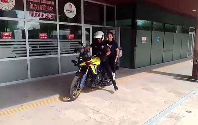 Denizli’de polisler kimlik sorunu yaşayan öğrencileri sınava son anda yetiştirdi