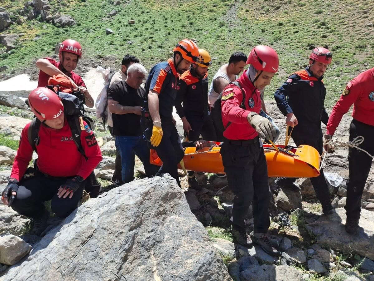 Helil Vadisi’nde ayağı kırılan vatandaş askeri helikopterle kurtarıldı