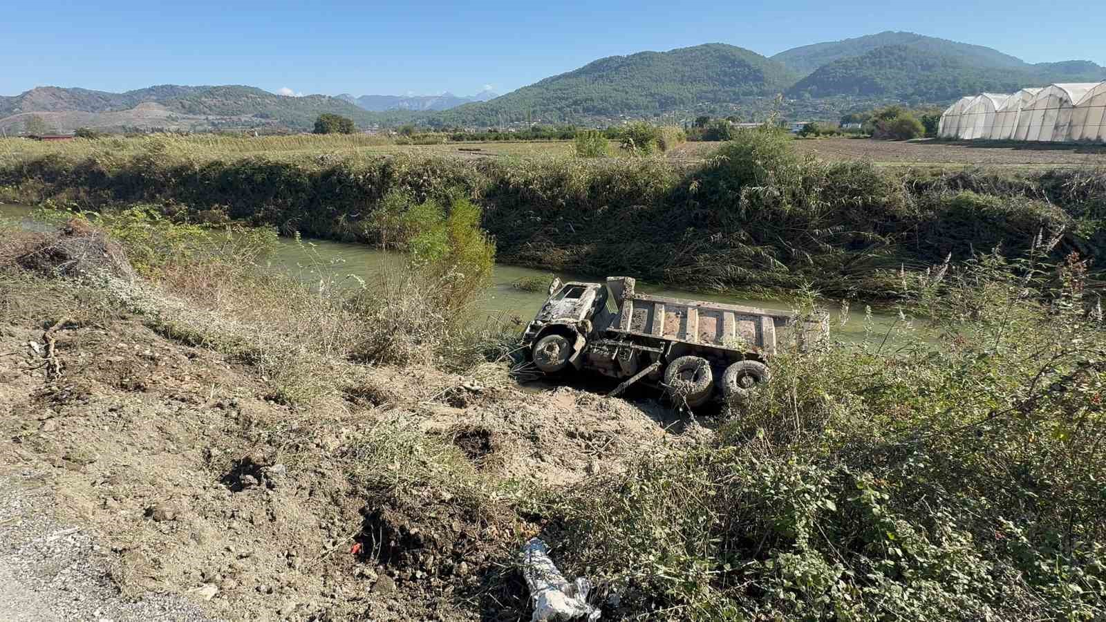 MUĞLA'NIN DALAMAN İLÇESİNDE BULUNAN VE GEÇTİĞİMİZ GÜN TAŞKIN YAŞANAN TERSAKAN ÇAYI'NDA YAPILAN ISLAH ÇALIŞMALARI ESNASINDA BİR KAMYON ÇAYA DEVRİLDİ, OLAYI HAFİF YARALI ŞEKİLDE ATLATAN SÜRÜCÜ TEDBİR AMAÇLI HASTANEYE KALDIRILDI.
