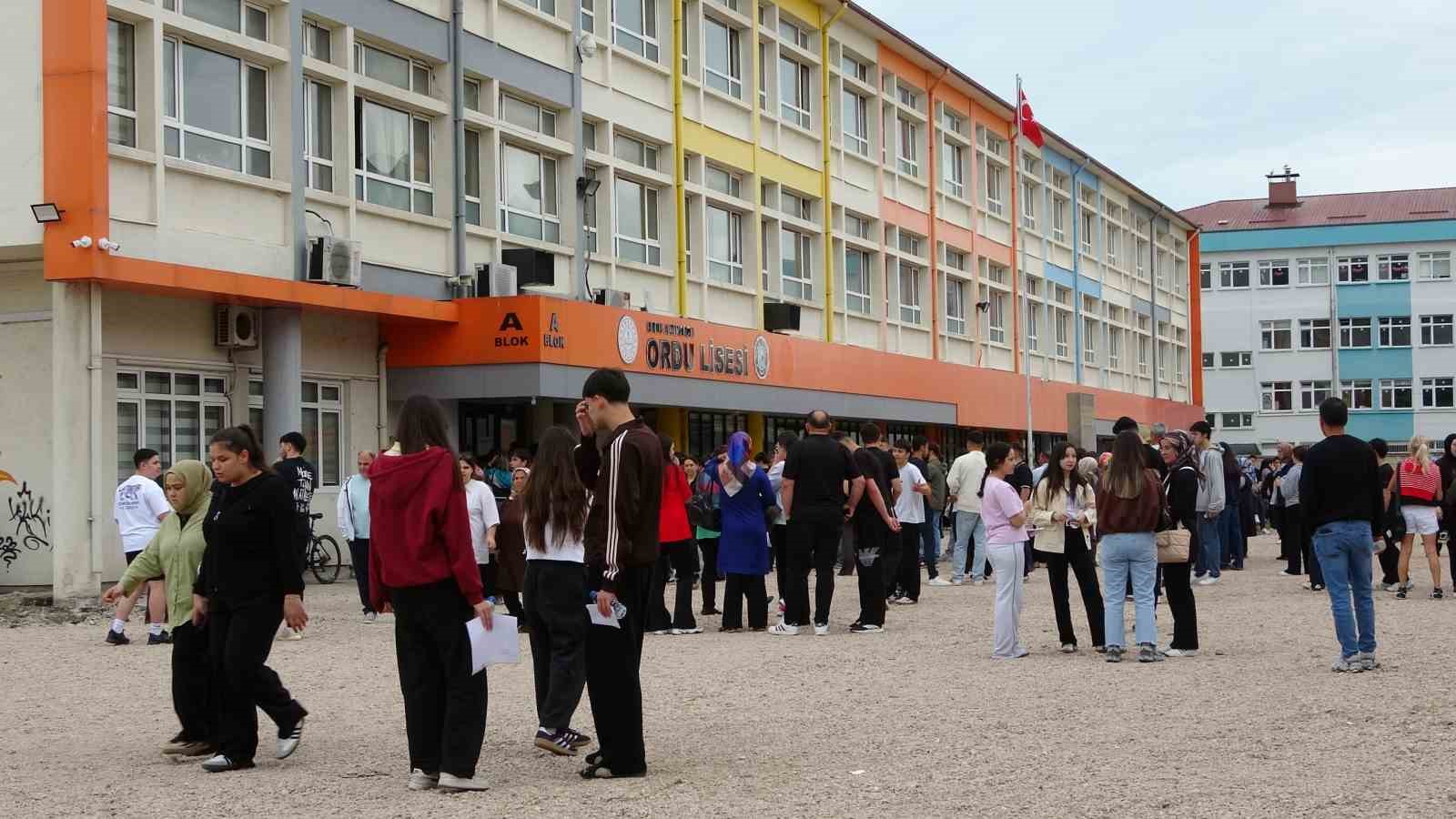 Ordu’da YKS heyecanı: Bazı öğrenciler 1 dakika kala sınava yetişti