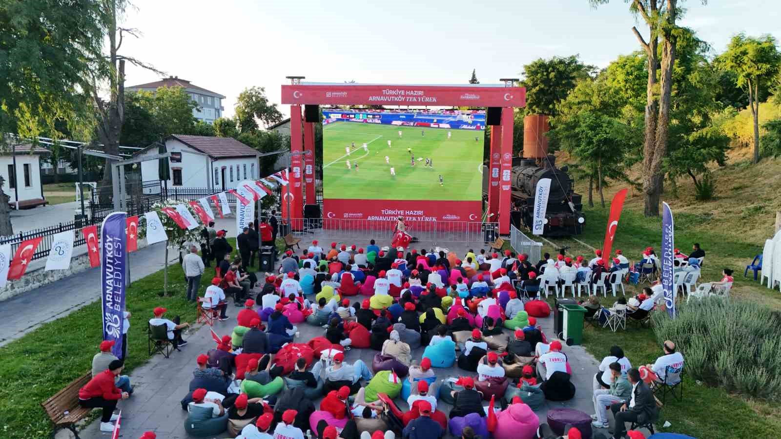 Arnavutköy’de binlerce kişi milli maç heyecanını dev ekranlarda yaşadı