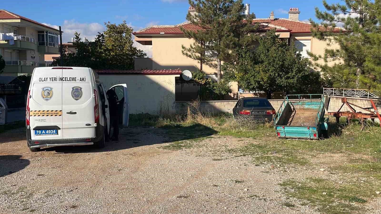 KARAMAN’DA 2 AY ÖNCE ÇALINAN RÖMORK, KİMLİĞİ BELİRSİZ KİŞİLER TARAFINDAN SAHİBİNİN EVİNİN YANINDAKİ ARSAYA GERİ BIRAKILDI. İHBAR ÜZERİNE OLAY YERİNE GELEN OLAY YERİ İNCELEME EKİPLERİ, RÖMORK ÜZERİNDE PARMAK İZİ ÇALIŞMASI YAPTI.