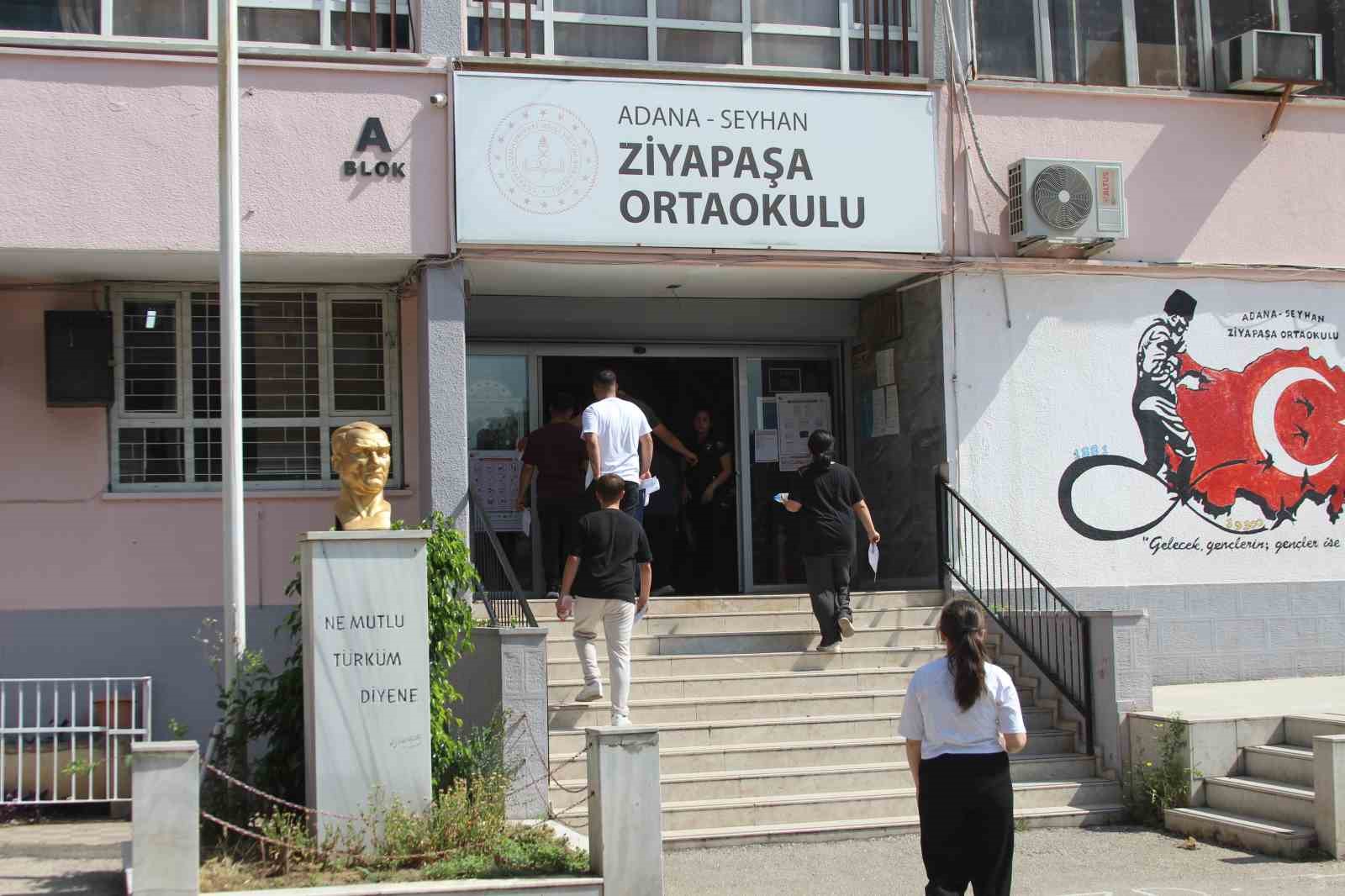 Sınava 1 dakika kala yetişti, aracının el frenini çekmeden araçtan fırlayıp okula koştu