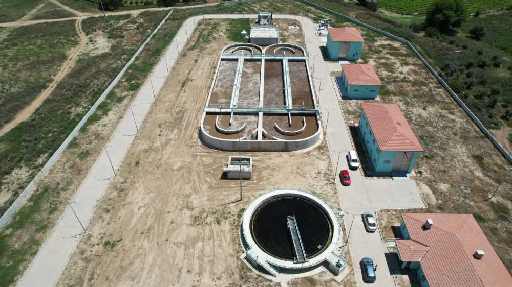 MANİSA’NIN SARIGÖL İLÇESİNDE ARITILMIŞ ATIK SUYUN TARIMSAL SULAMADA YENİDEN KULLANILMASI İÇİN ULUSLARARASI PROJE BAŞLATILDI. AVRUPA BİRLİĞİ’NDEN 8,76 MİLYON AVRO HİBE DESTEĞİ ALAN AFAREDGE PROJESİ KAPSAMINDA, YAPAY ZEKÂ VE DİJİTAL TEKNOLOJİLERLE SU VERİMLİLİĞİNİN ARTIRILMASI, KURAKLIĞA KARŞI ALTERNATİF SU KAYNAKLARININ DEĞERLENDİRİLMESİ HEDEFLENİYOR.