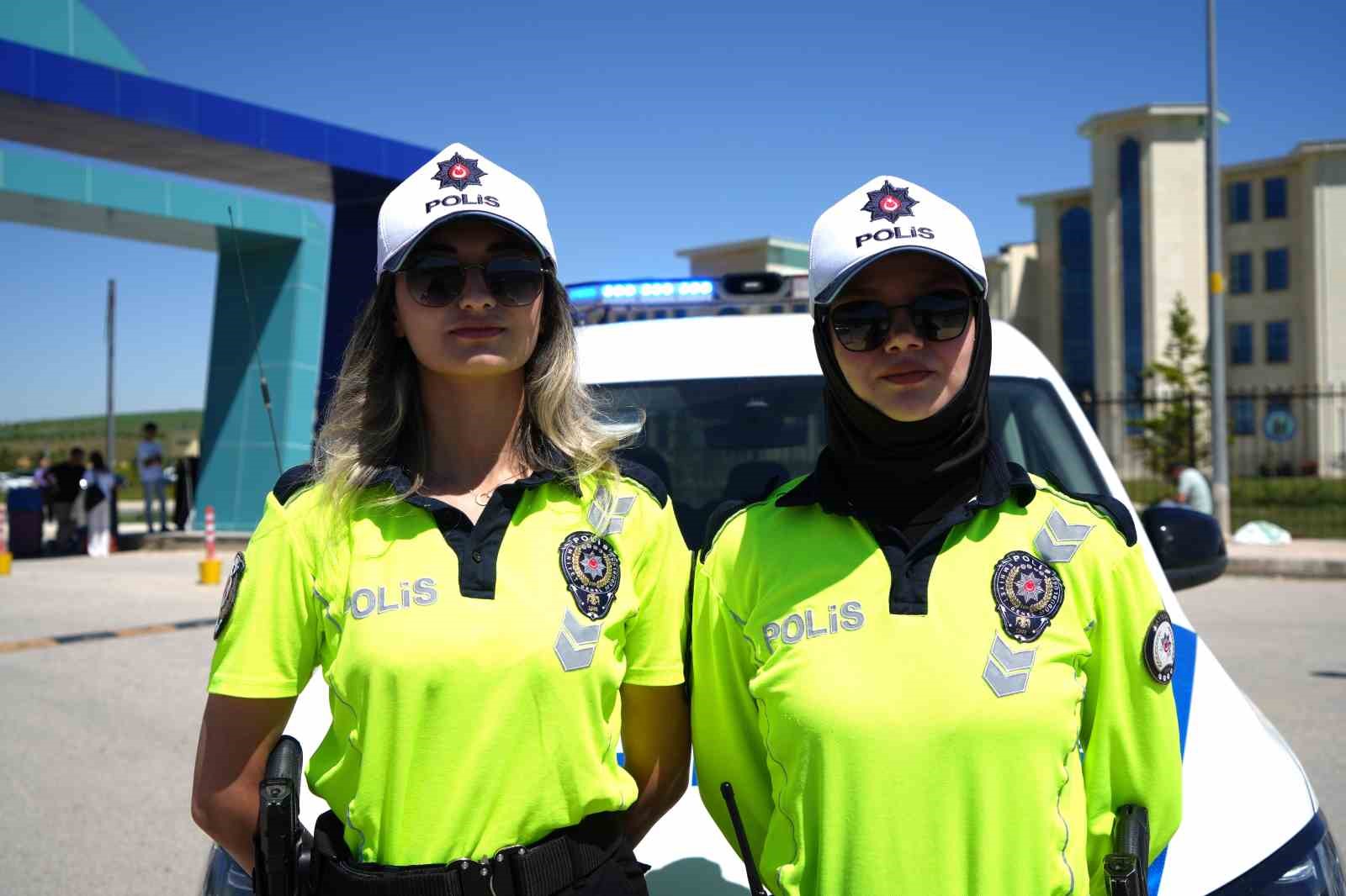 Bayburt’ta yanlış sınav merkezine gelen öğrencinin yardımına kadın polisler yetişti