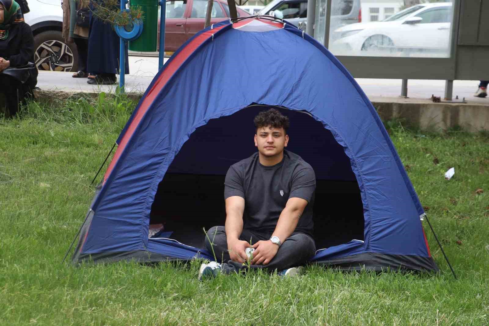 Herkes sandalye getirdi, o çadır kurdu
