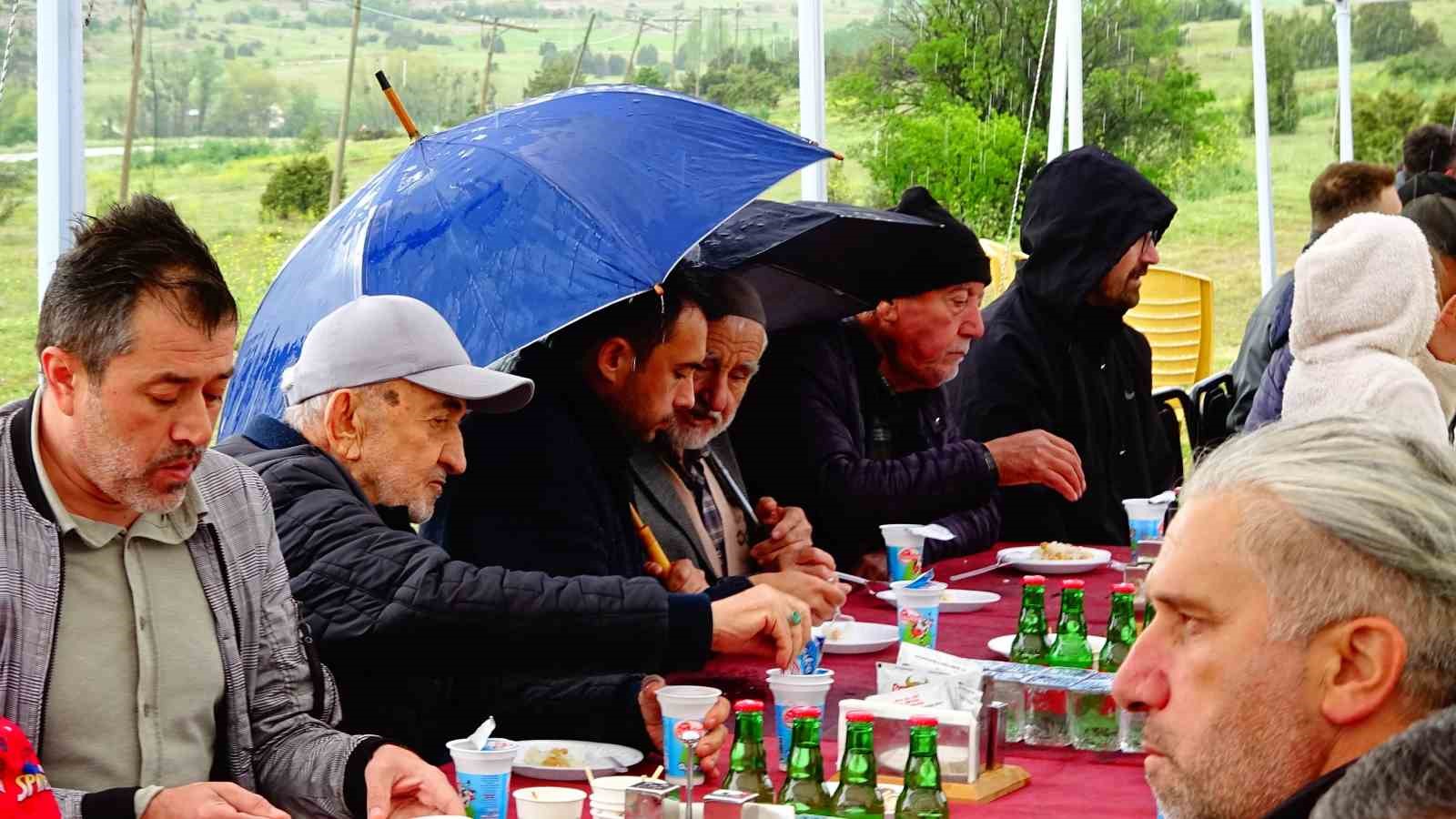 Tavşanlı'da yağmura rağmen Hıdırellez coşkusu yaşandı
