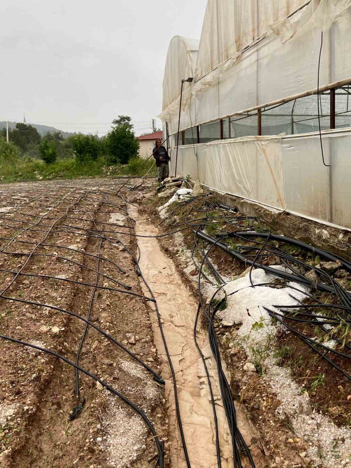 Çameli’de dolu yağışında seralar ve tarlalar saniyeler içinde beyaza büründü