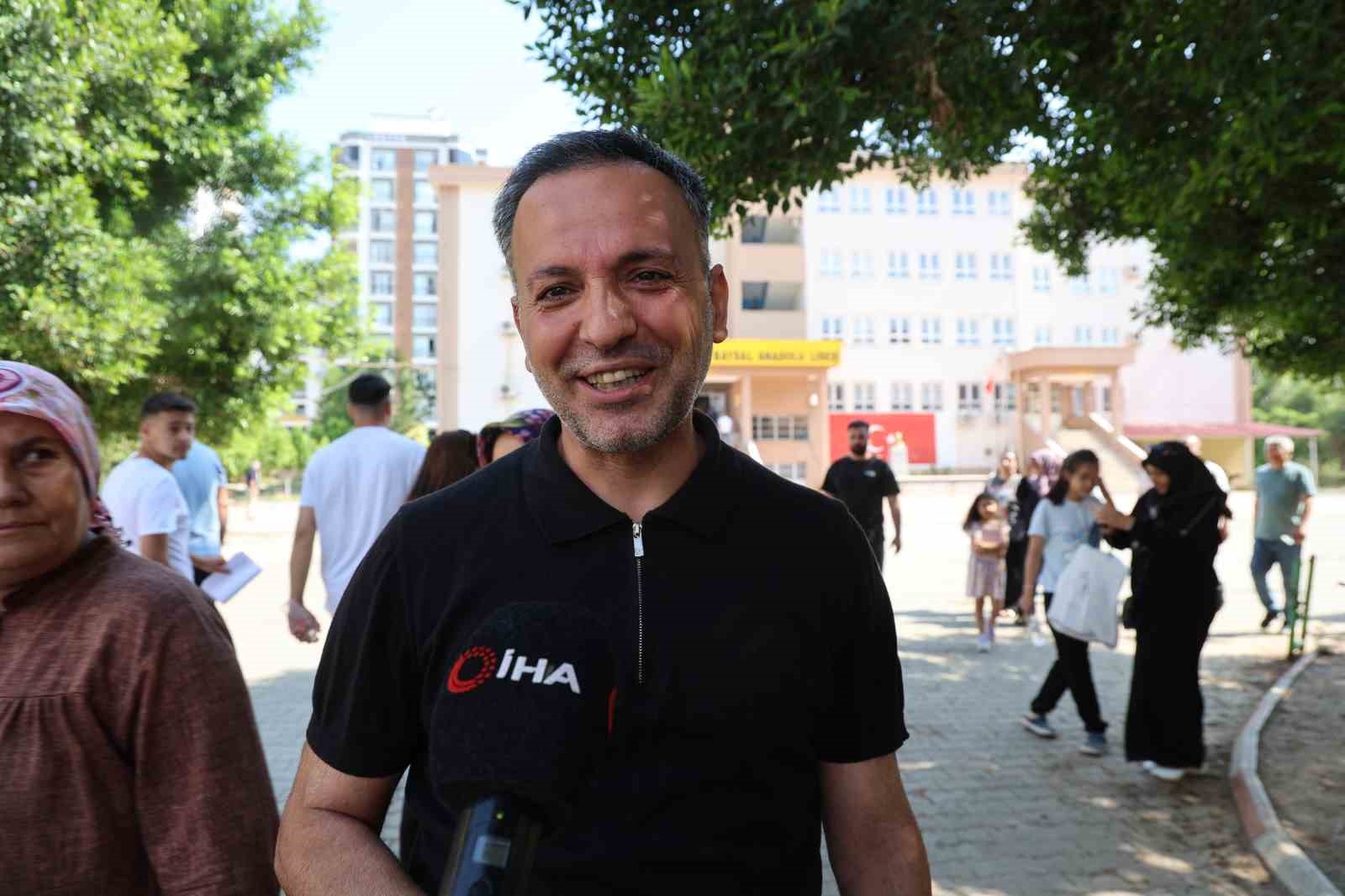 Örnek olmak için 6’ncı kez üniversite sınavına girdi, kimliğini unutan öğrenci ise polislerin yardımına rağmen sınava yetişemedi